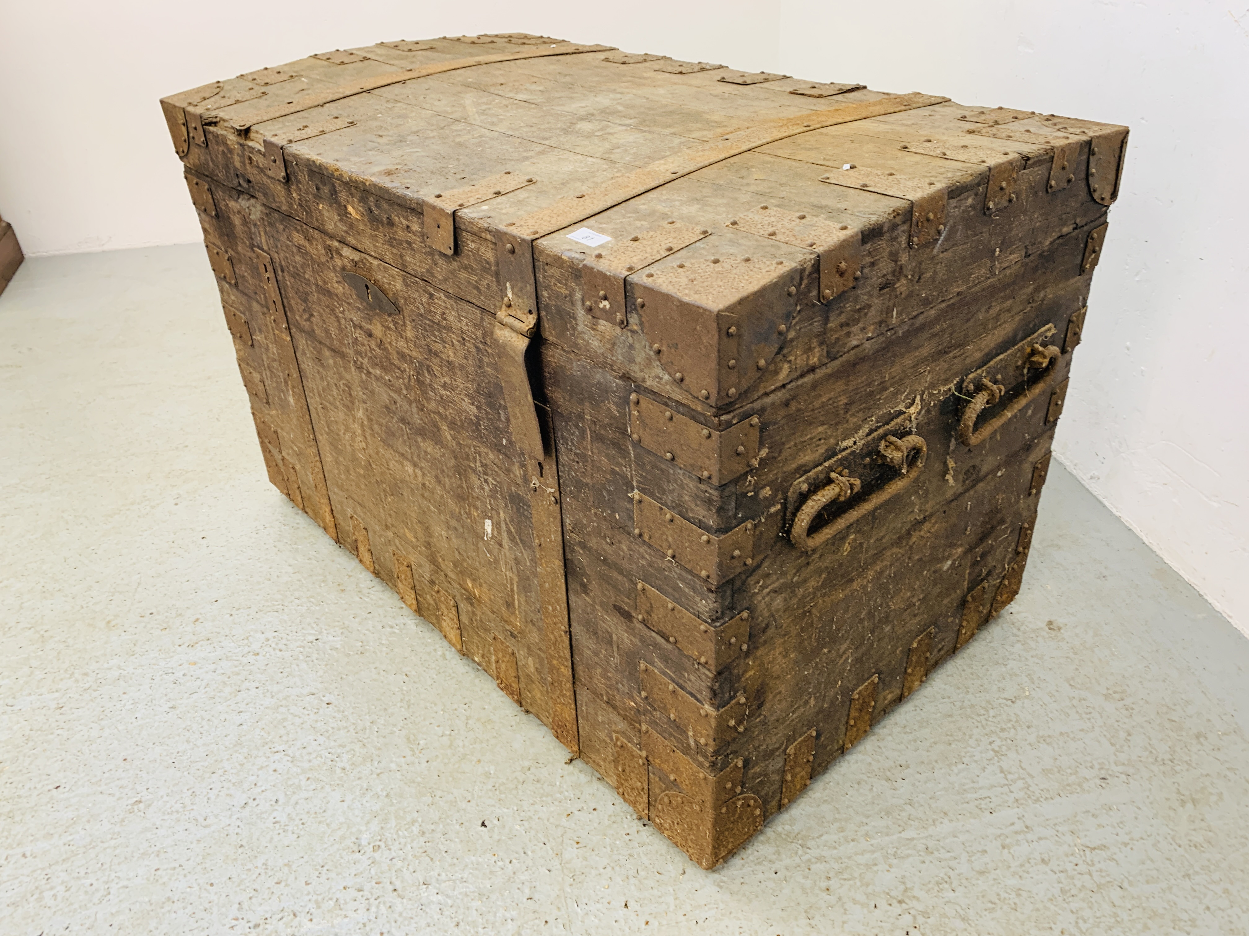 A LARGE ANTIQUE OAK METAL BOUND SILVERSMITHS CHEST WITH DOMED LID A/F CONDITION W 108CM. D 65CM. - Image 4 of 15