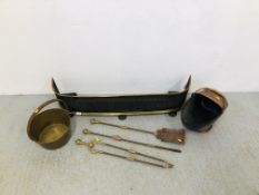 AN ANTIQUE BRASS AND IRON FRETWORK FENDER ALONG WITH A BRASS AND IRON 3 PIECE COMPANION SET,