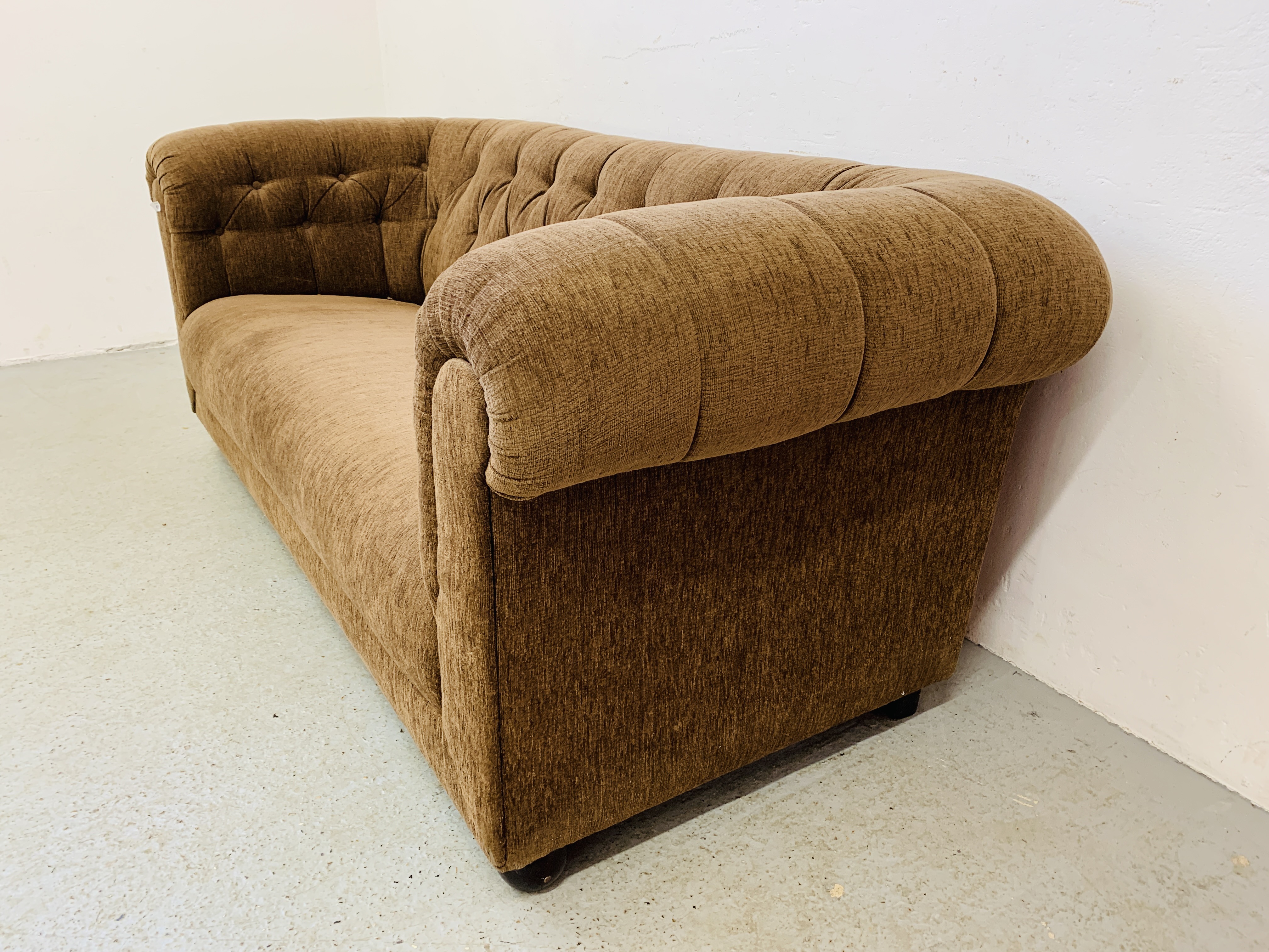 A MODERN BROWN CHESTERFIELD STYLE BUTTON BACK SOFA. L 195CM. D 92CM. H 75CM. - Image 4 of 8