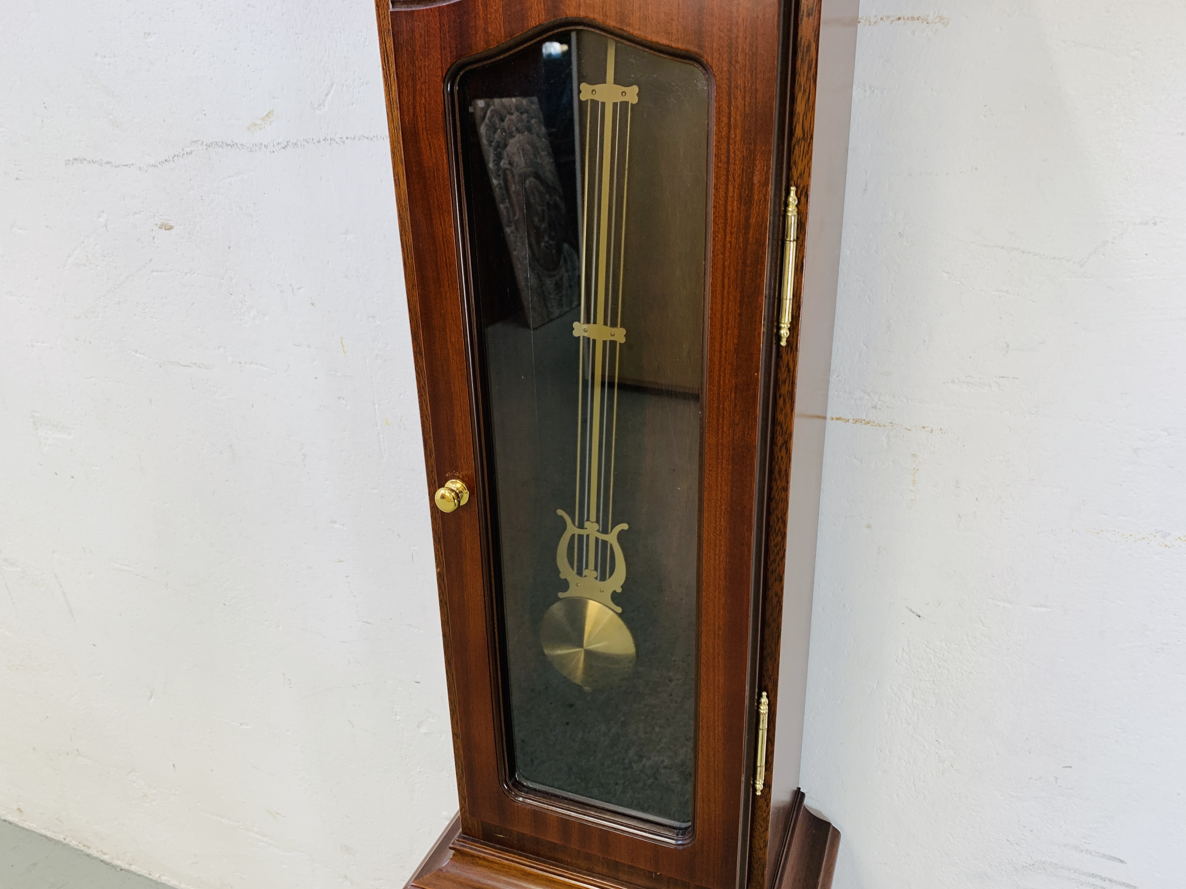 A REPRODUCTION MAHOGANY FINISH WESTMINSTER CHIMING GRANDMOTHER CLOCK - HEIGHT 147CM. - Image 4 of 5