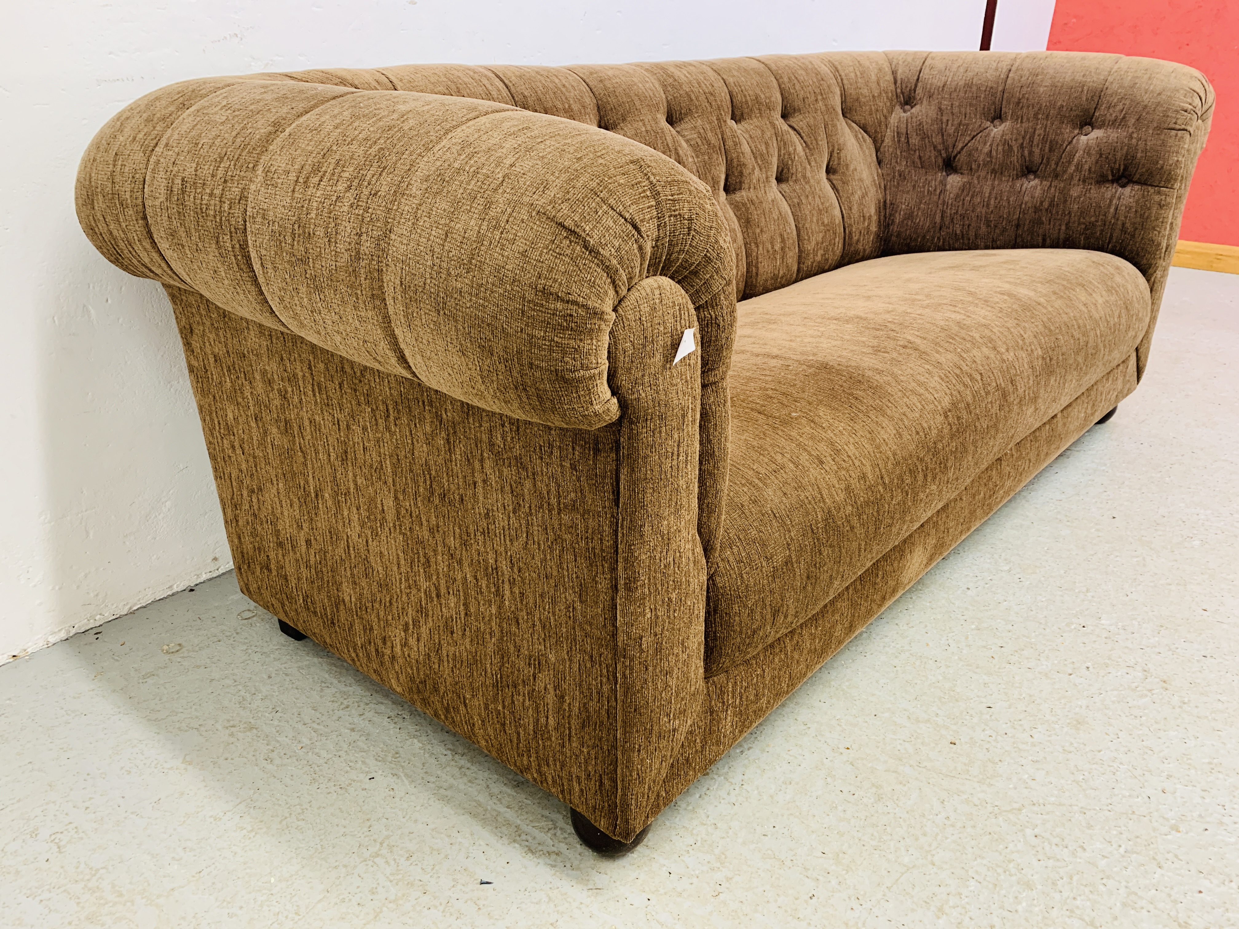 A MODERN BROWN CHESTERFIELD STYLE BUTTON BACK SOFA. L 195CM. D 92CM. H 75CM. - Image 7 of 8