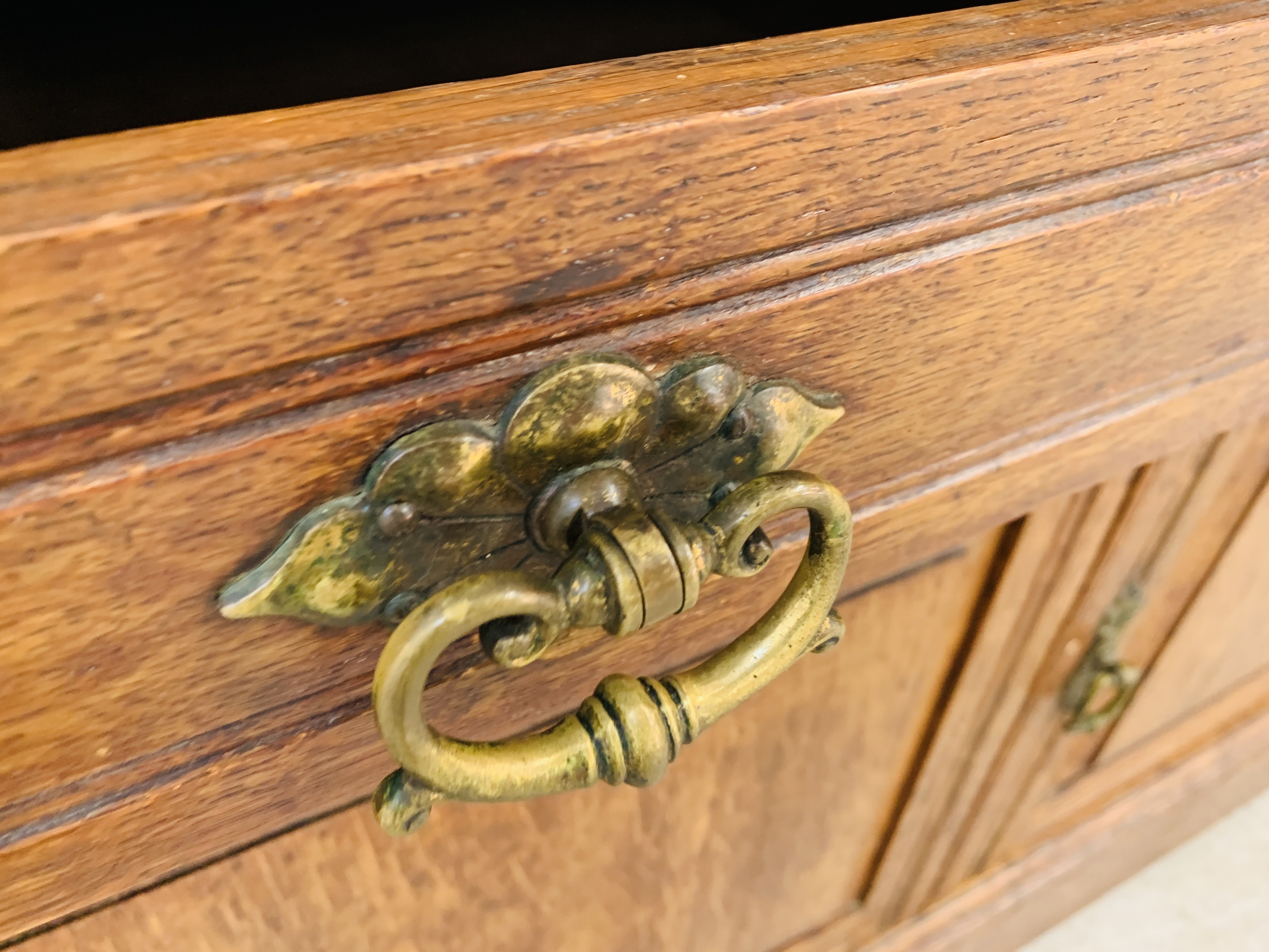 AN EDWARDIAN OAK AND SATINWOOD 2 DRAWER SIDEBOARD - W 121CM. D 55CM. H 78CM. - Image 8 of 9