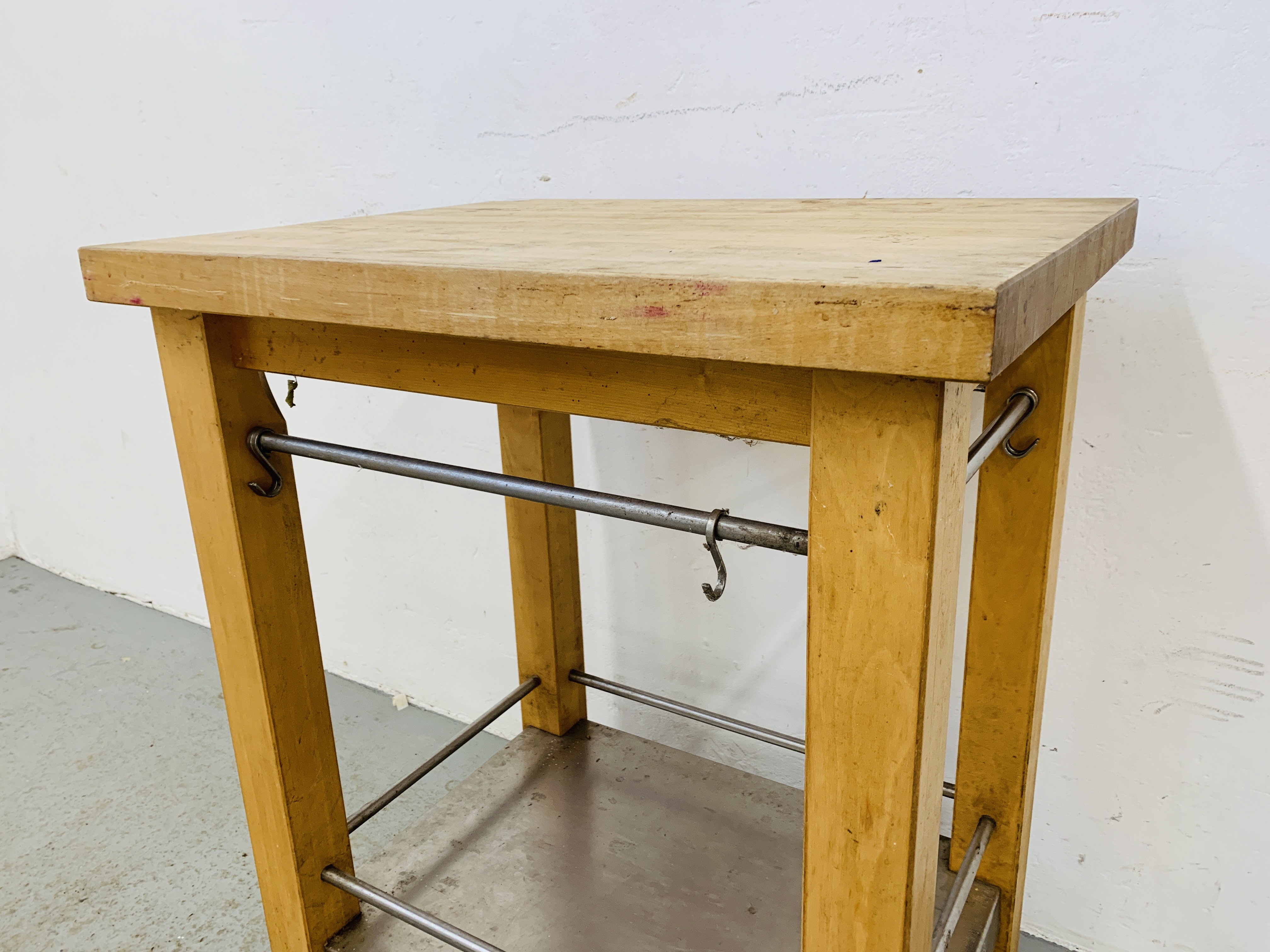 OAK BUTCHERS BLOCK WITH STAINLESS STEEL SHELF AND RAILS 65CM X 51CM X 85CM. - Image 3 of 4