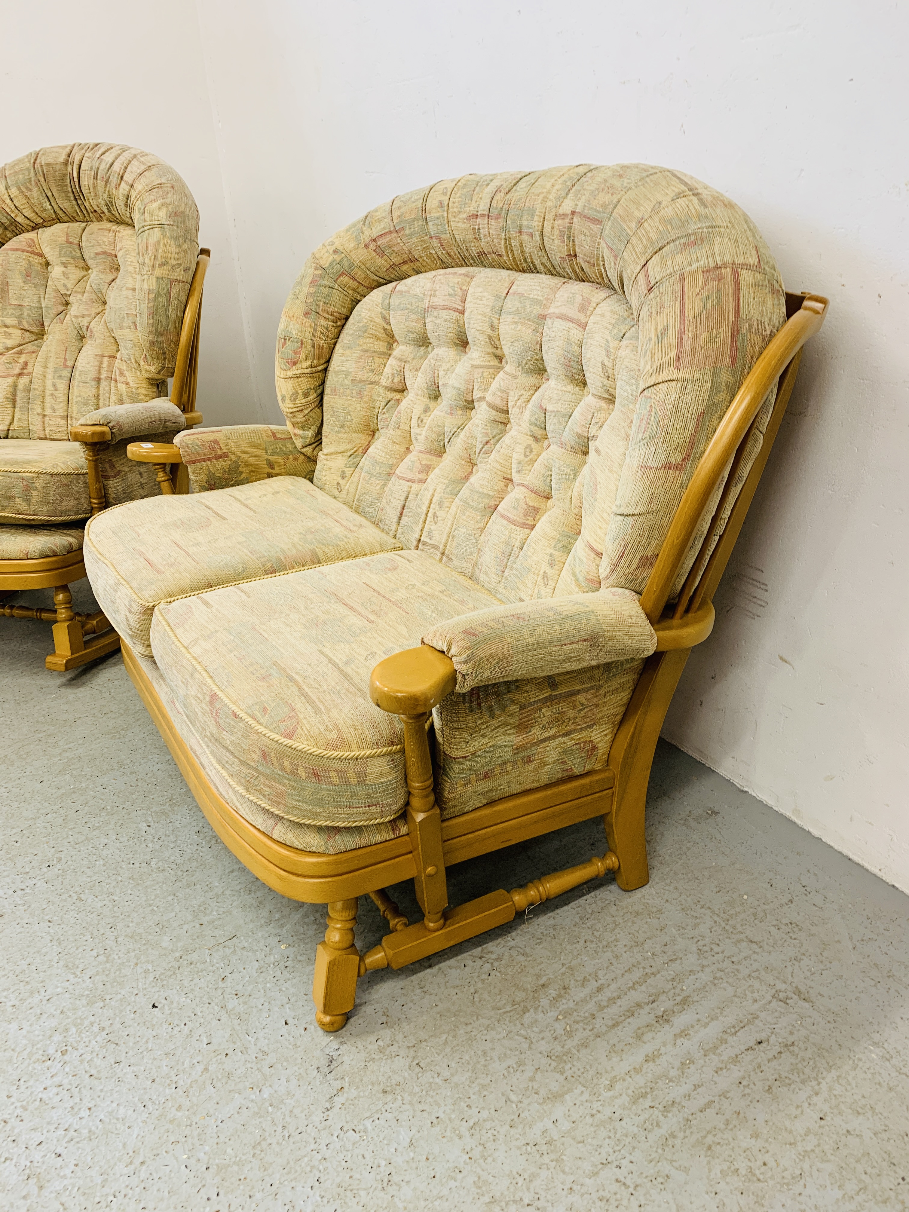 AN ERCOL STYLE COTTAGE SUITE WITH BEECH WOOD FRAME COMPRISING OF 2 SEATER SOFA AND ROCKING CHAIR - Image 3 of 16