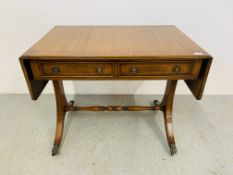 A REPRODUCTION MAHOGANY FINISH DROP FLAP SOFA TABLE