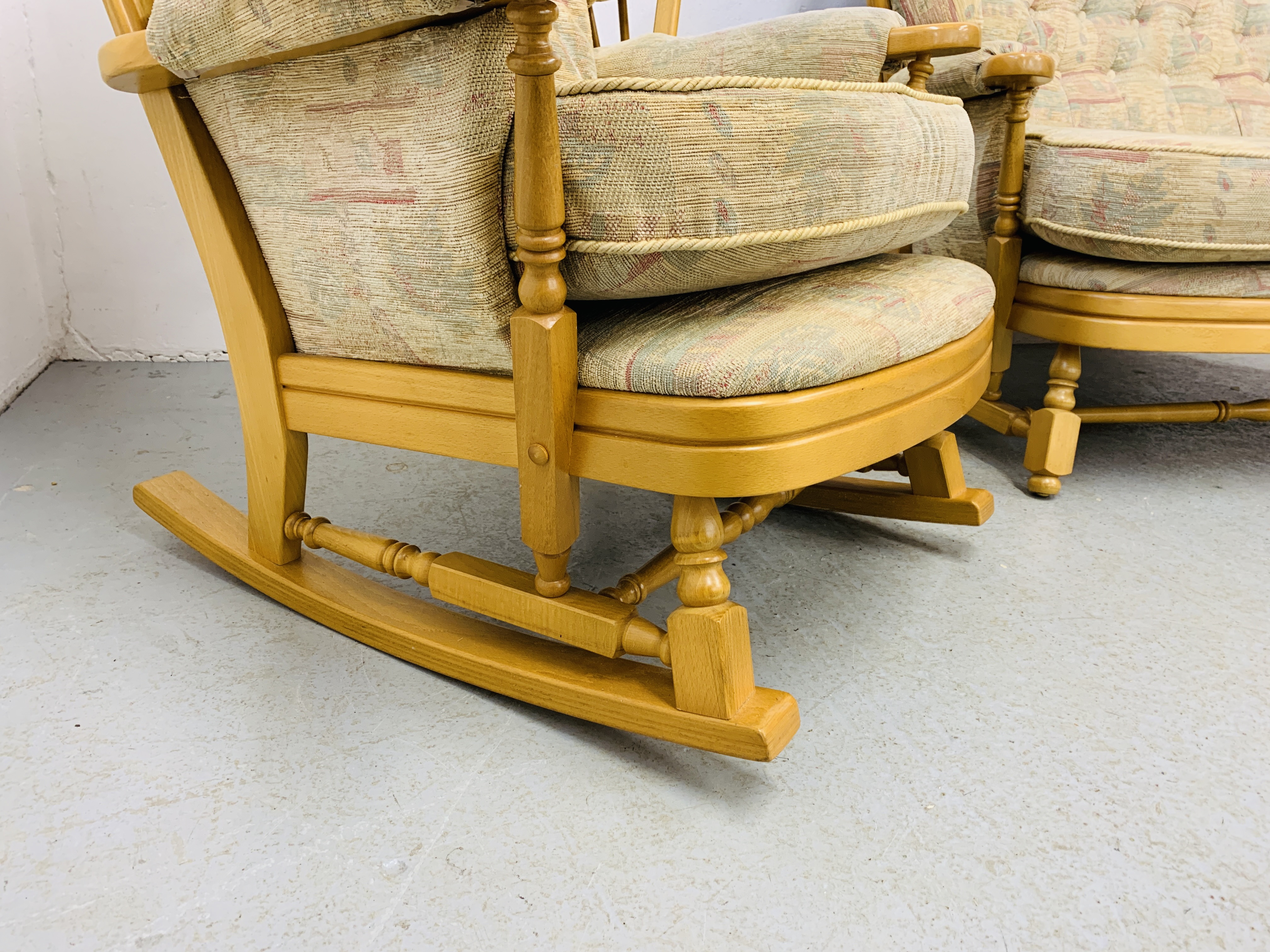 AN ERCOL STYLE COTTAGE SUITE WITH BEECH WOOD FRAME COMPRISING OF 2 SEATER SOFA AND ROCKING CHAIR - Image 7 of 16