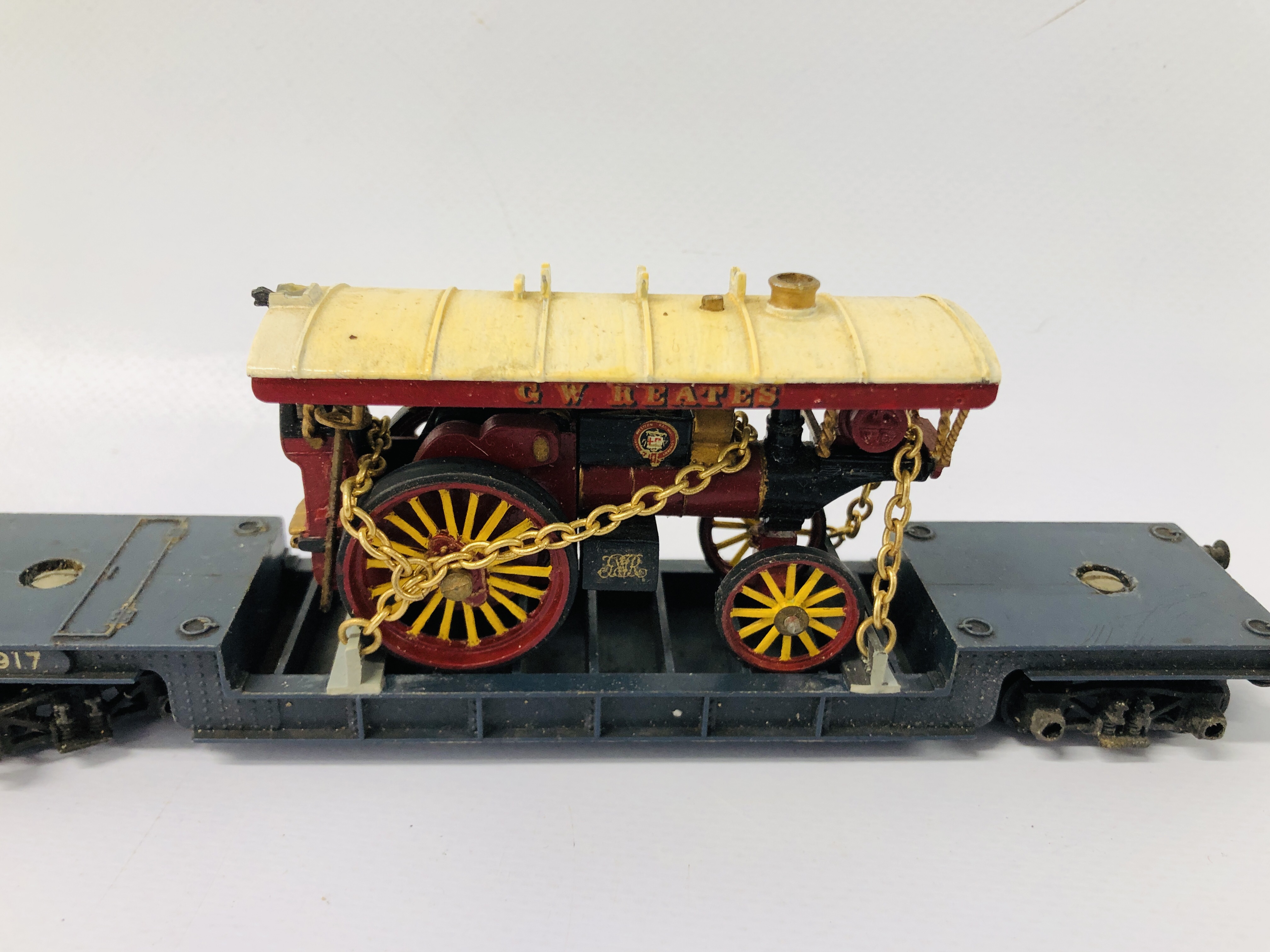 A HORNBY DUBO MECCANO 00 GAUGE DUCHESS OF MONTROSE LOCOMOTIVE & 3 TRIANG 00 GAUGE WAGONS WITH CARGO - Image 9 of 14