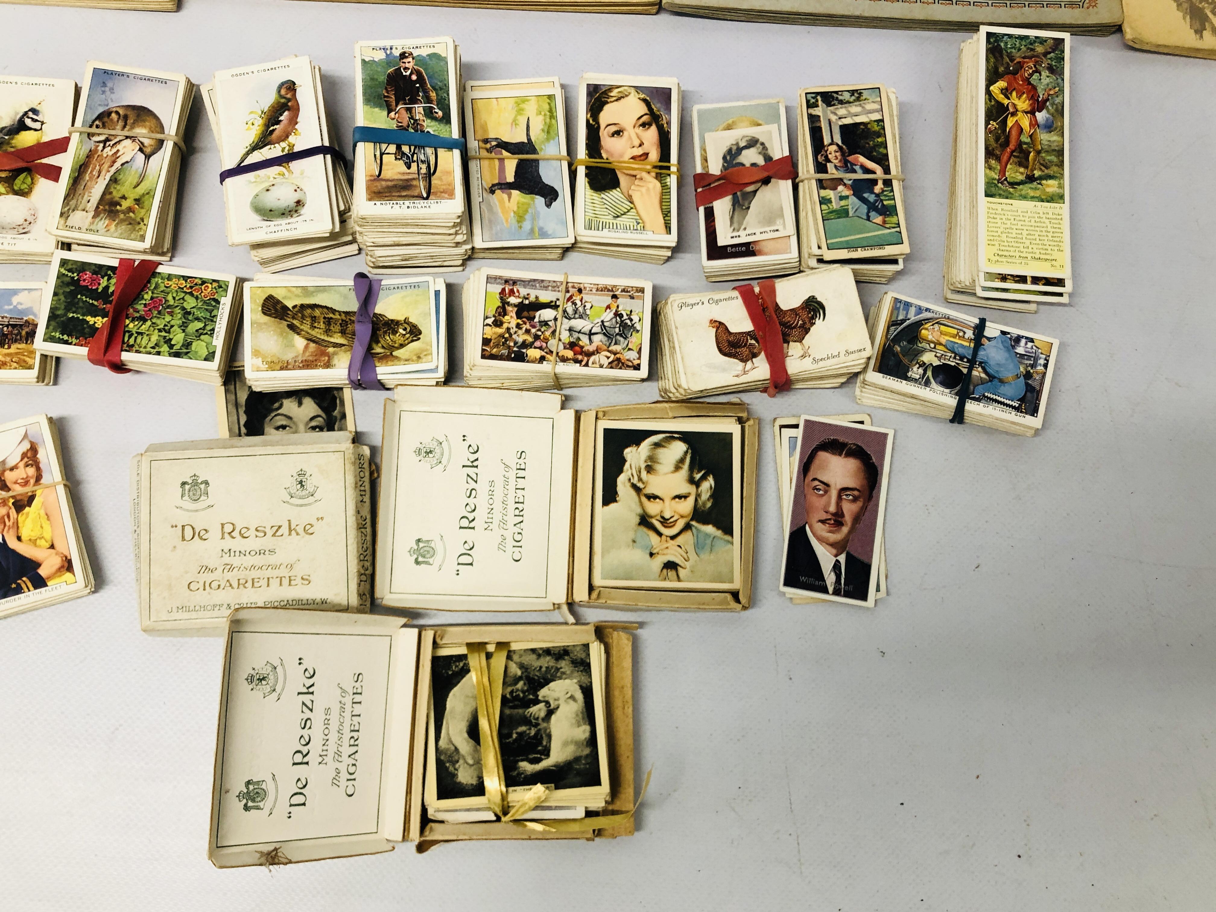 BOX OF ASSORTED VINTAGE CIGARETTE AND TEA CARDS, - Image 4 of 5