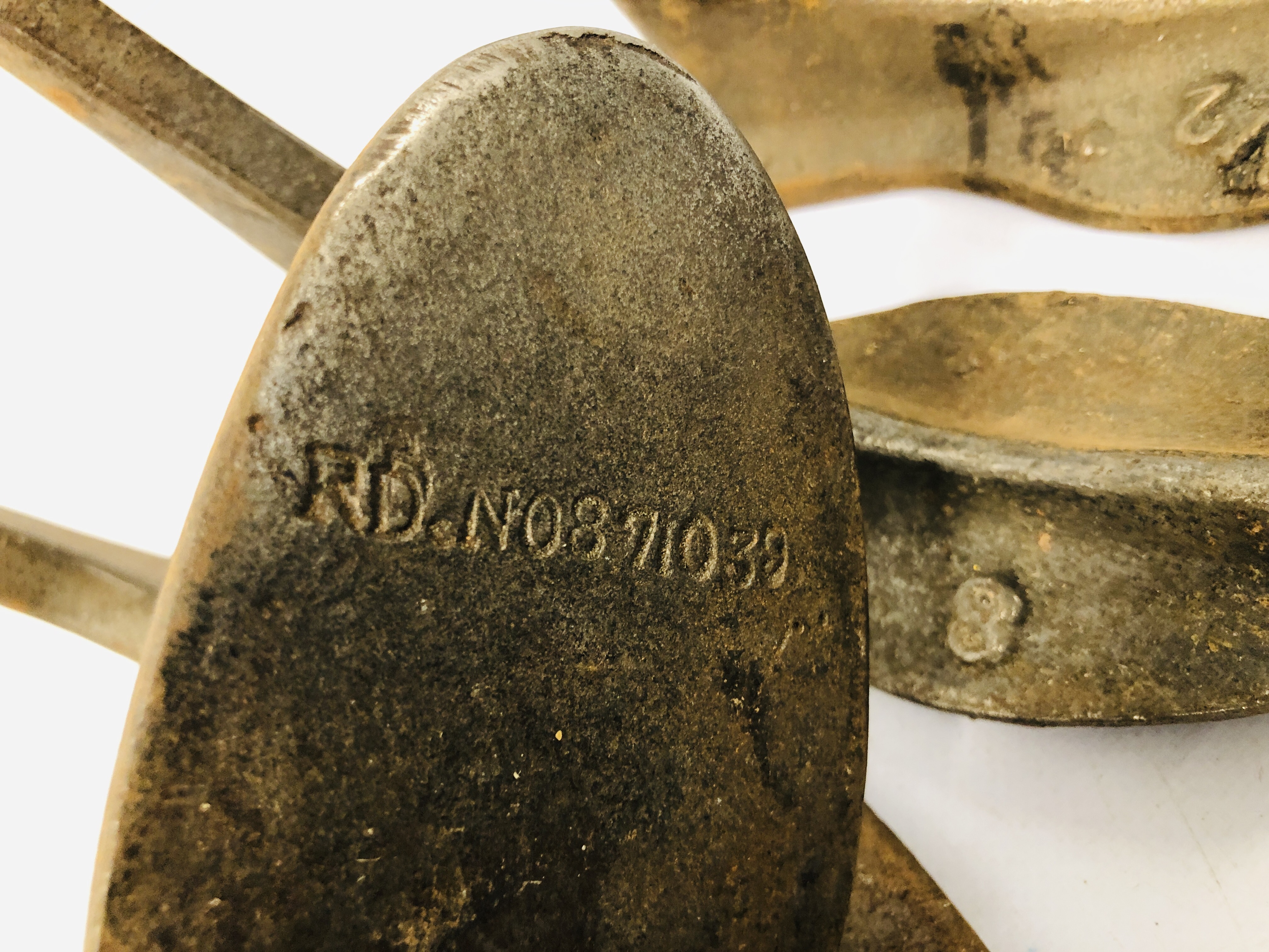 BOX OF ASSORTED VINTAGE METAL AND WOODEN SHOE LASTS ALONG WITH A BAG OF VINTAGE COBBLERS TOOLS ETC. - Image 8 of 9