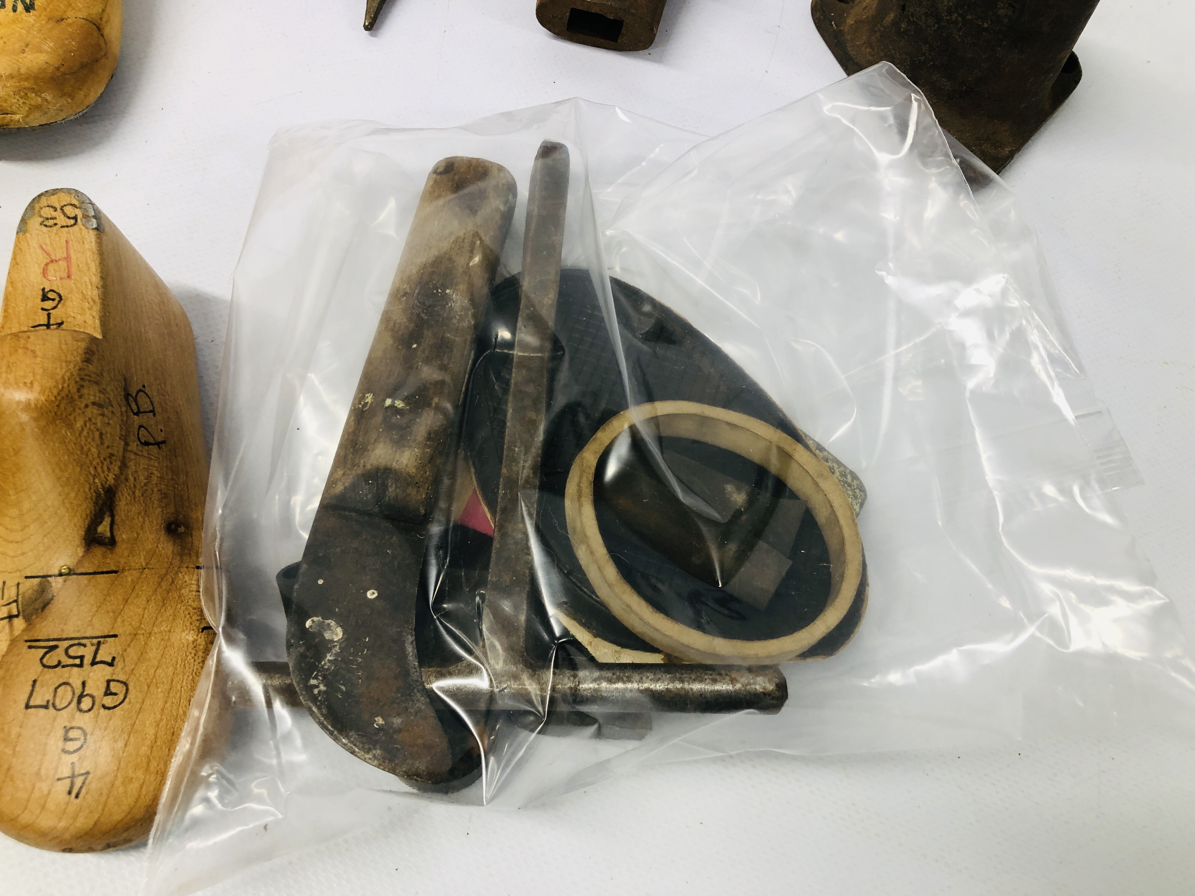 BOX OF ASSORTED VINTAGE METAL AND WOODEN SHOE LASTS ALONG WITH A BAG OF VINTAGE COBBLERS TOOLS ETC. - Image 6 of 9