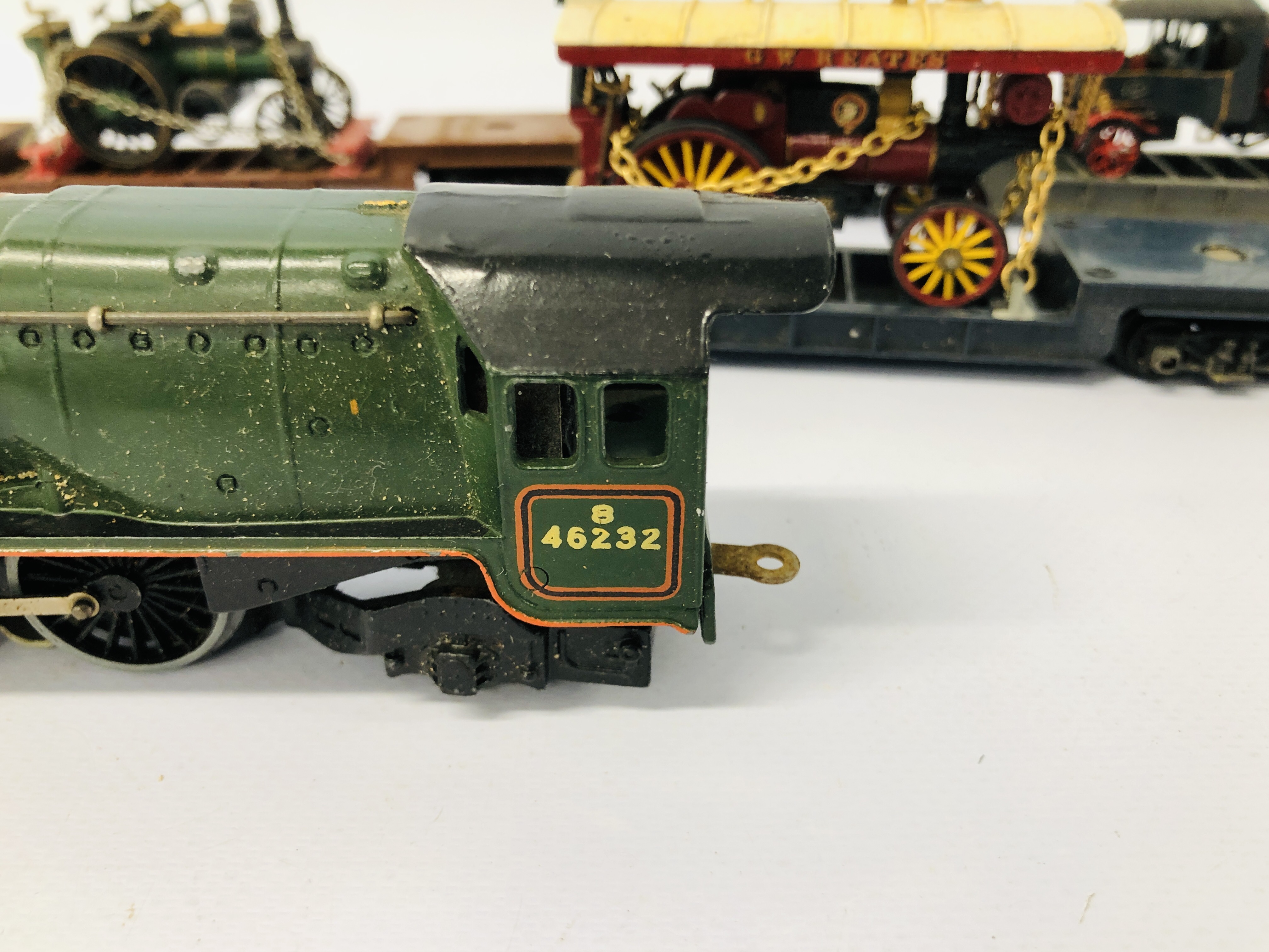 A HORNBY DUBO MECCANO 00 GAUGE DUCHESS OF MONTROSE LOCOMOTIVE & 3 TRIANG 00 GAUGE WAGONS WITH CARGO - Image 4 of 14