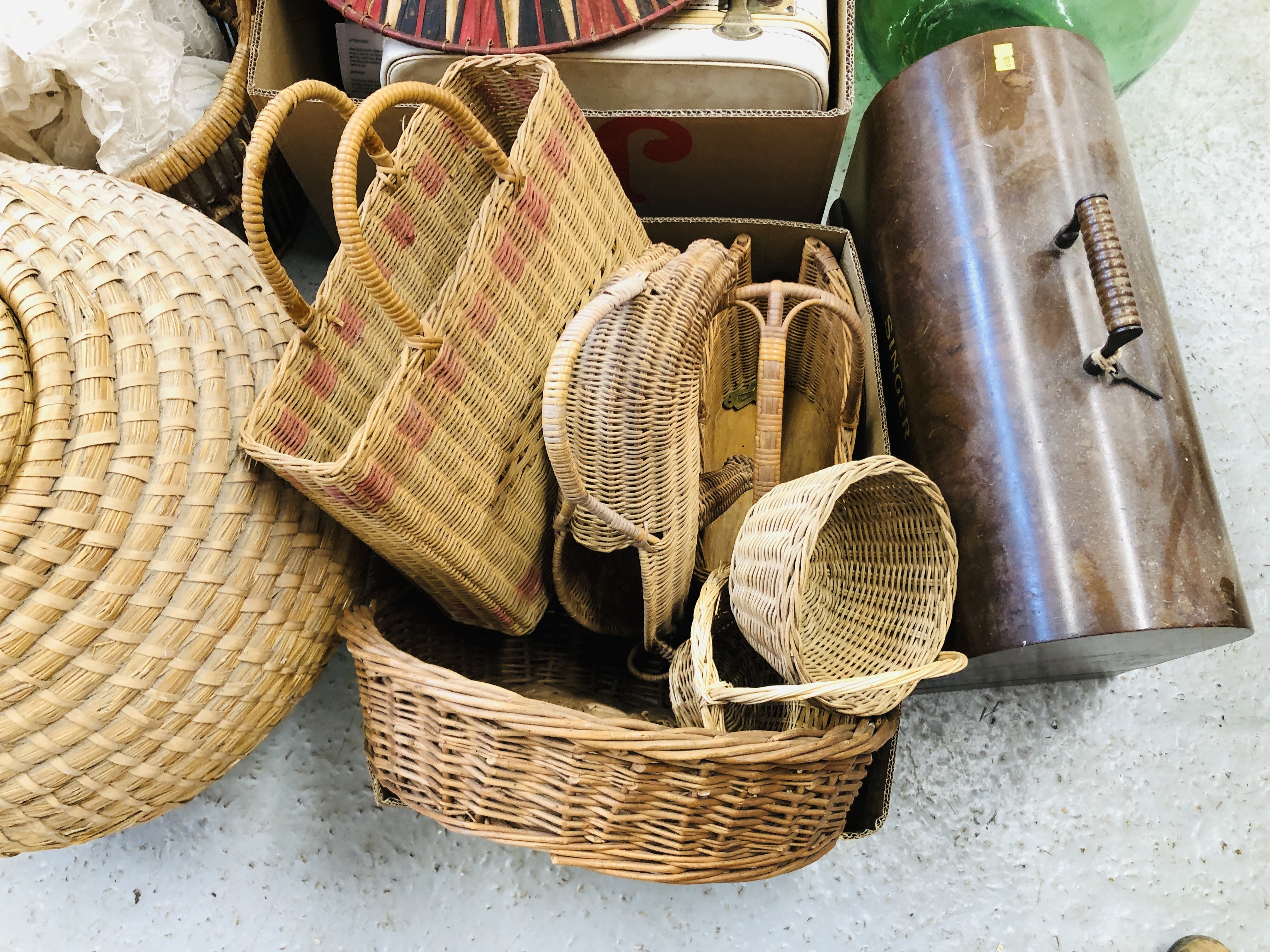 A COLLECTION OF VINTAGE EFFECTS TO INCLUDE BASKETS, SINGER SEWING MACHINE, TALA KITCHEN PRESS, - Image 7 of 10