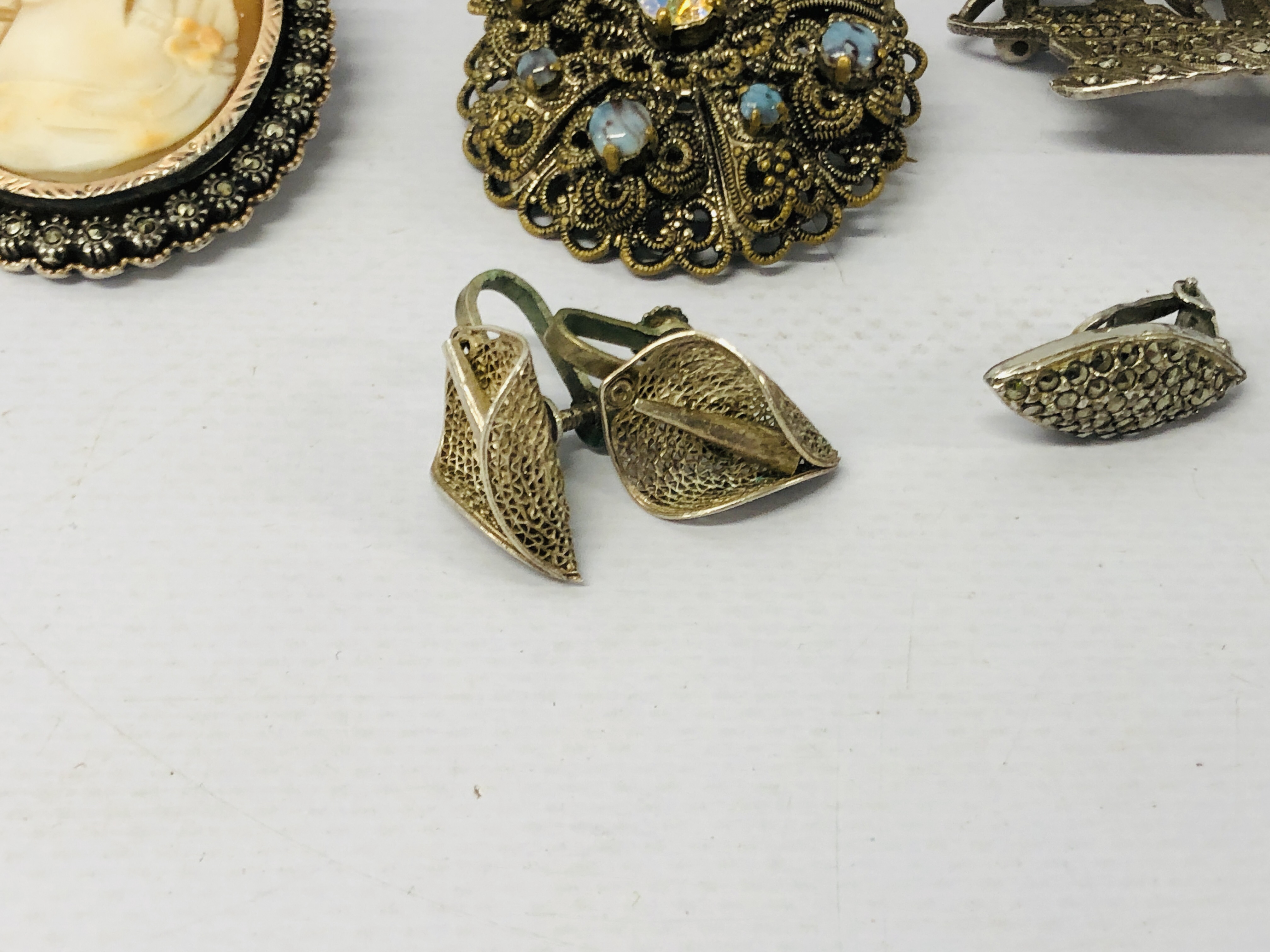 A GROUP OF FIVE BROOCHES TO INCLUDE SILVER MARCASITE SAILING SHIP, EXOTIC BIRD MARCASITE SET, - Image 9 of 11