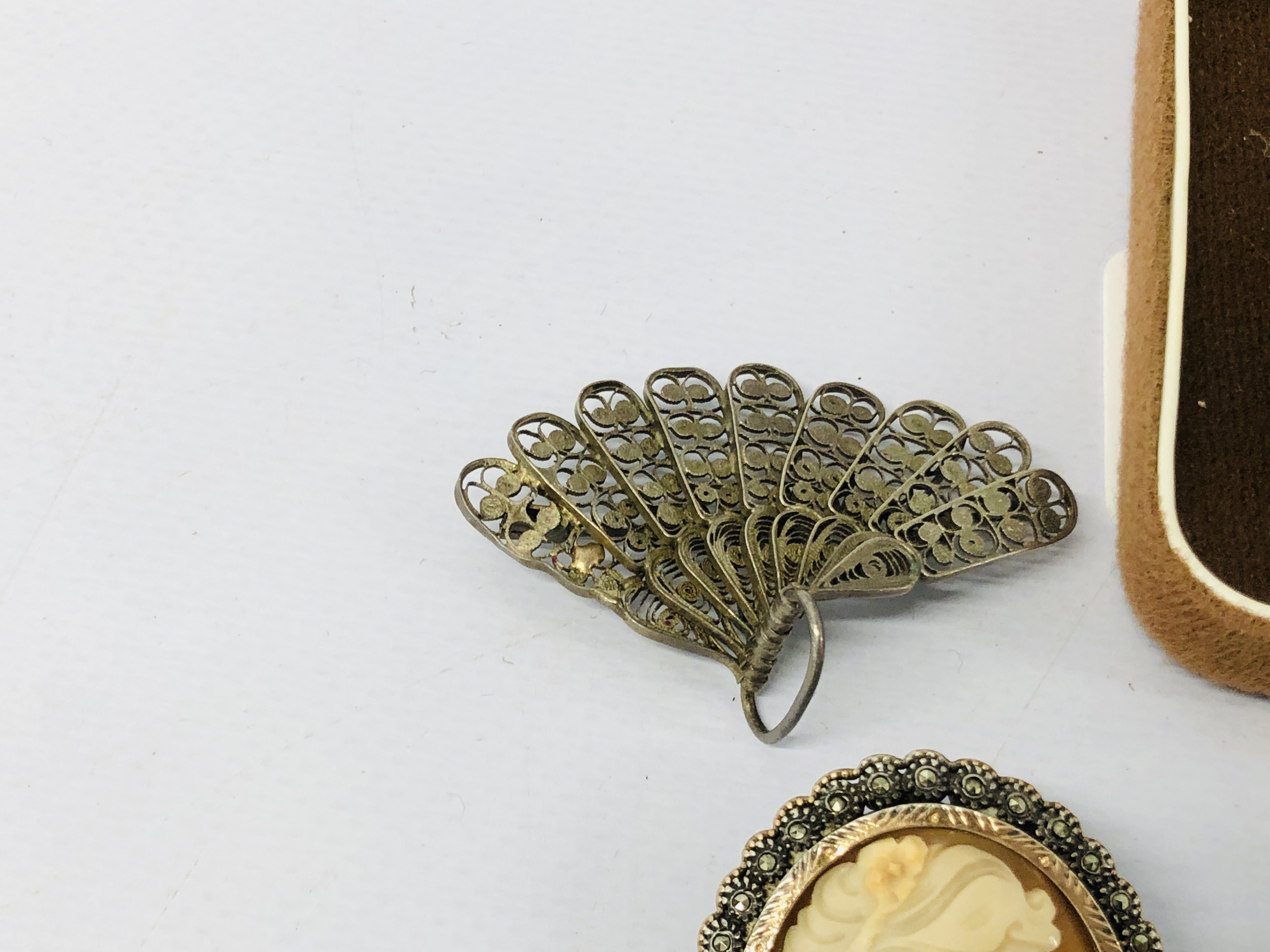 A GROUP OF FIVE BROOCHES TO INCLUDE SILVER MARCASITE SAILING SHIP, EXOTIC BIRD MARCASITE SET, - Image 5 of 11