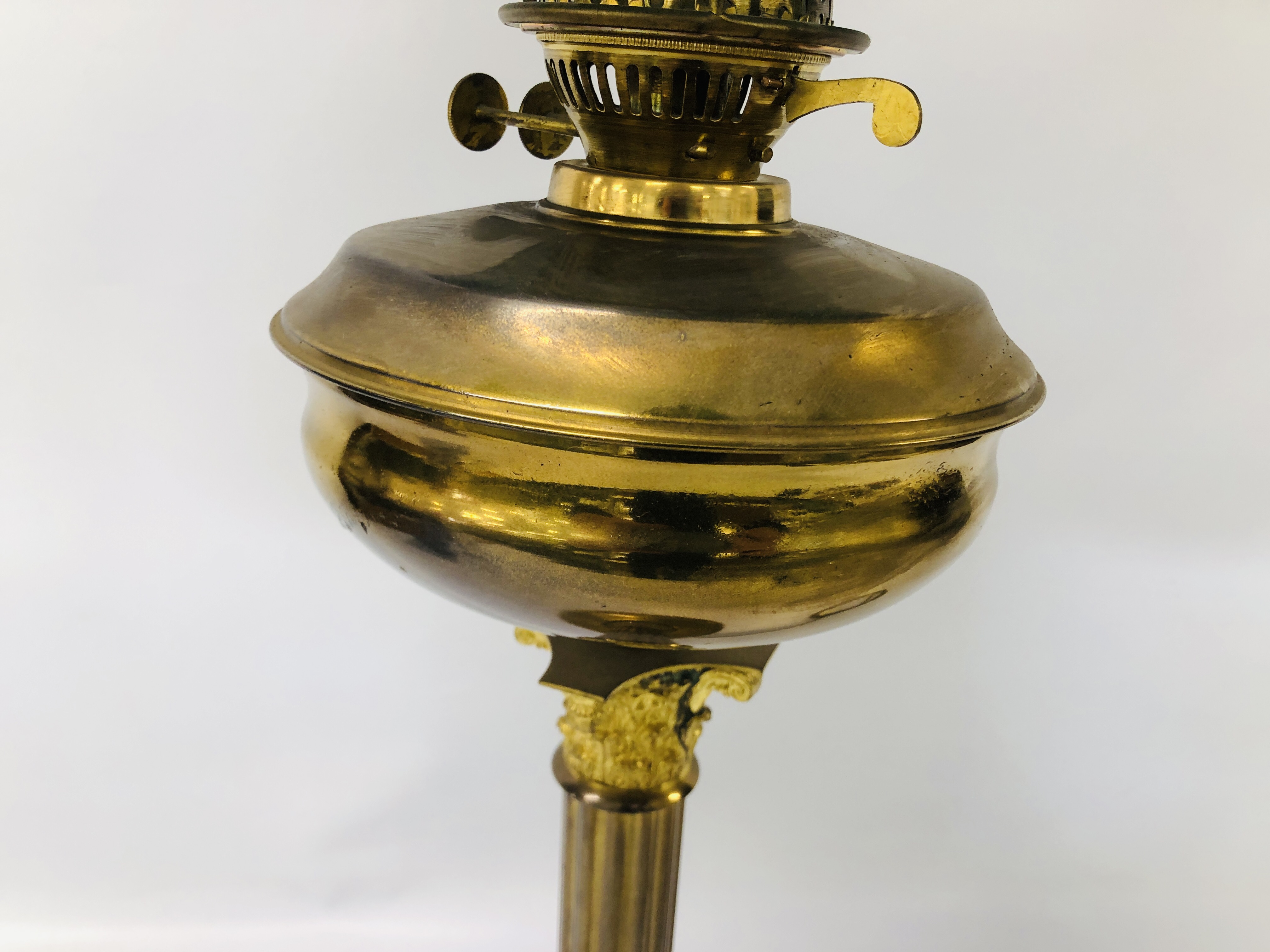 TRADITIONAL STYLE BRASSED CORINTHIAN COLUMN DESIGN TABLE LAMP ELECTRIFIED - SOLD AS SEEN - Image 4 of 9