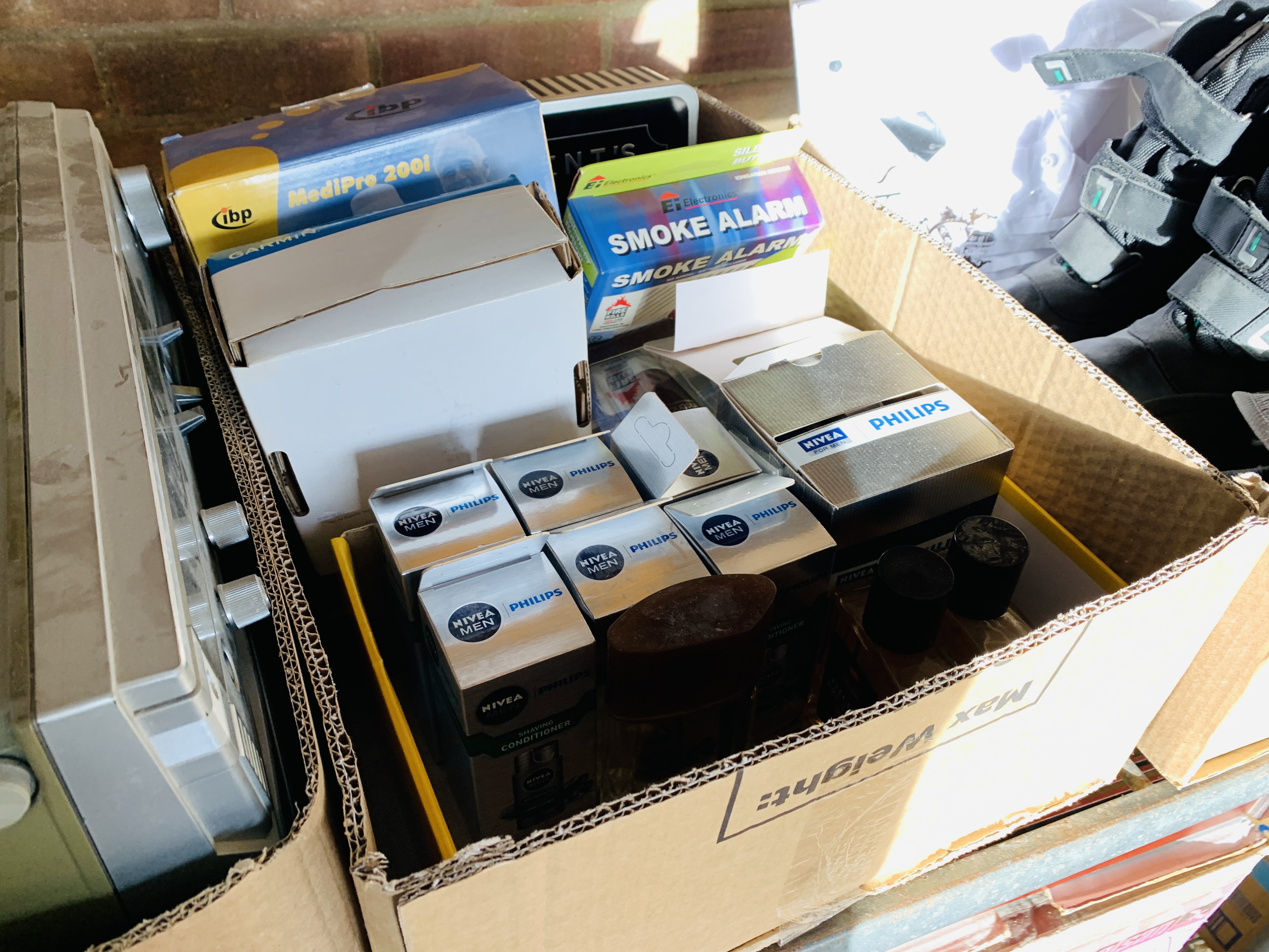 10 BOXES CONTAINING AN ASSORTMENT OF HOUSEHOLD EFFECTS TO INCLUDE PHILIPS HIFI, - Image 11 of 16