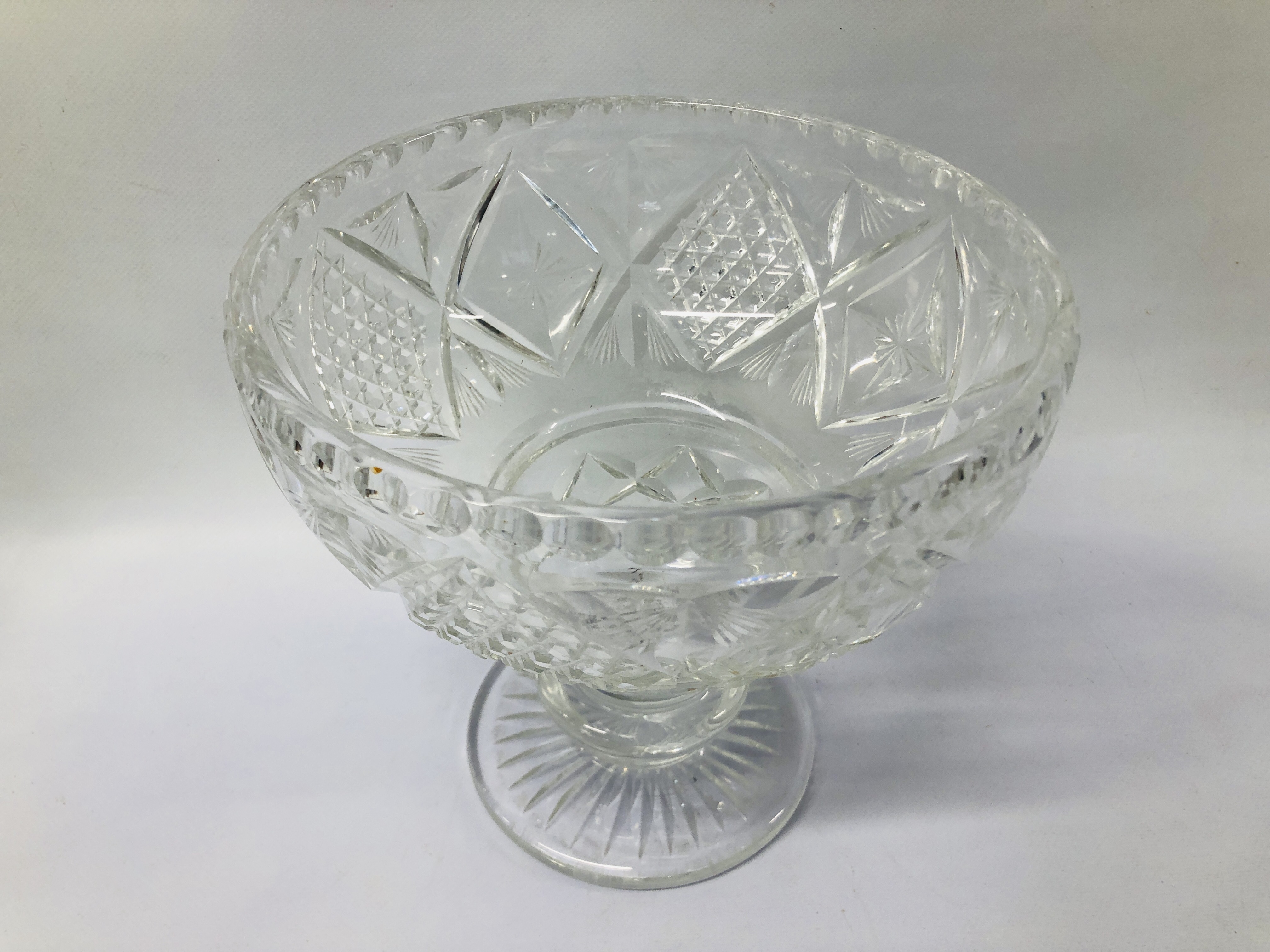 COLLECTION OF GLASSWARE TO INCLUDE VINTAGE DECANTERS, CAKE STAND, BLUE GLASS VASE, - Image 15 of 20