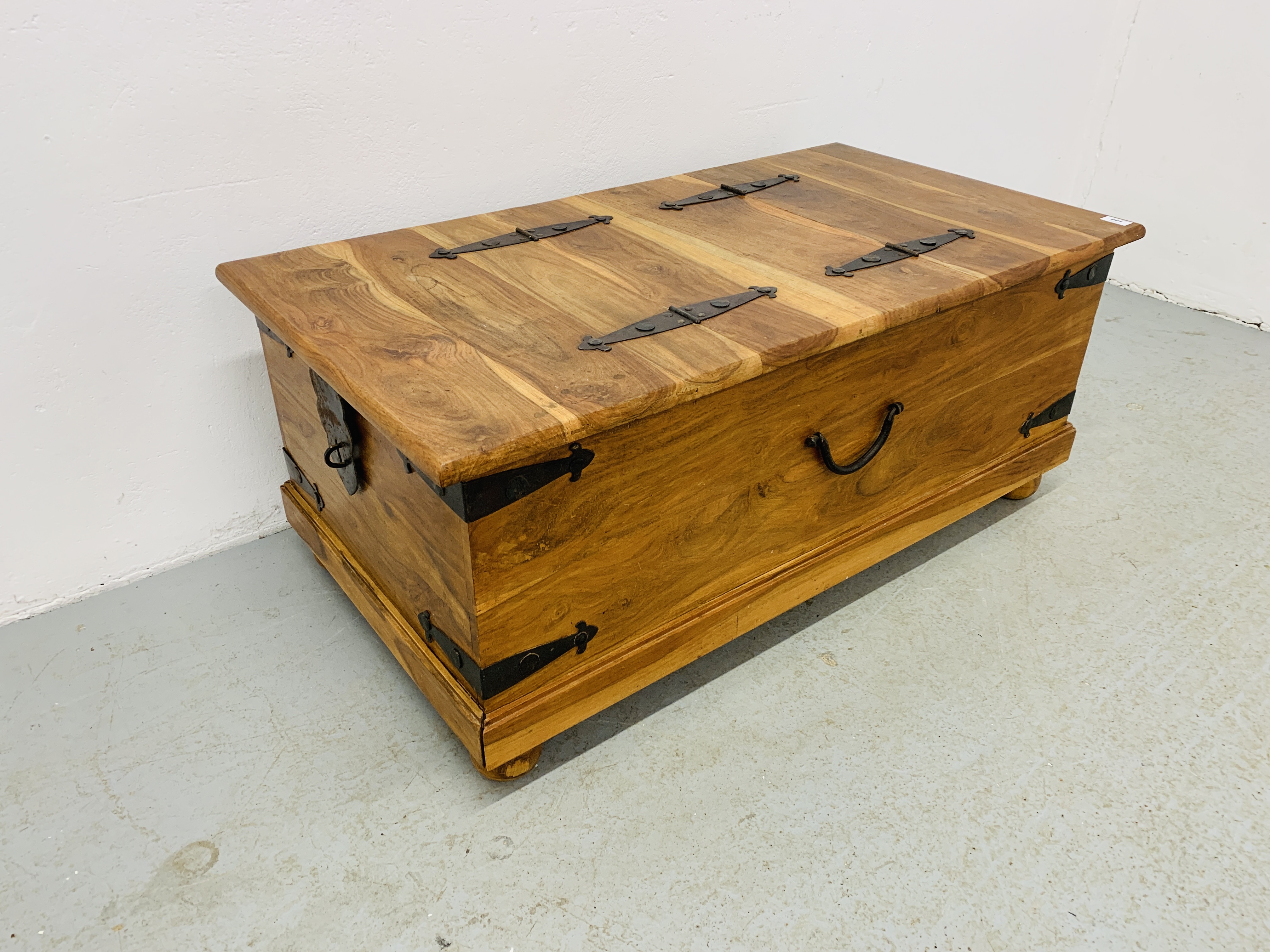 A MODERN HARD WOOD CHEST WITH METAL CRAFT HINGE AND DETAIL - Image 3 of 8