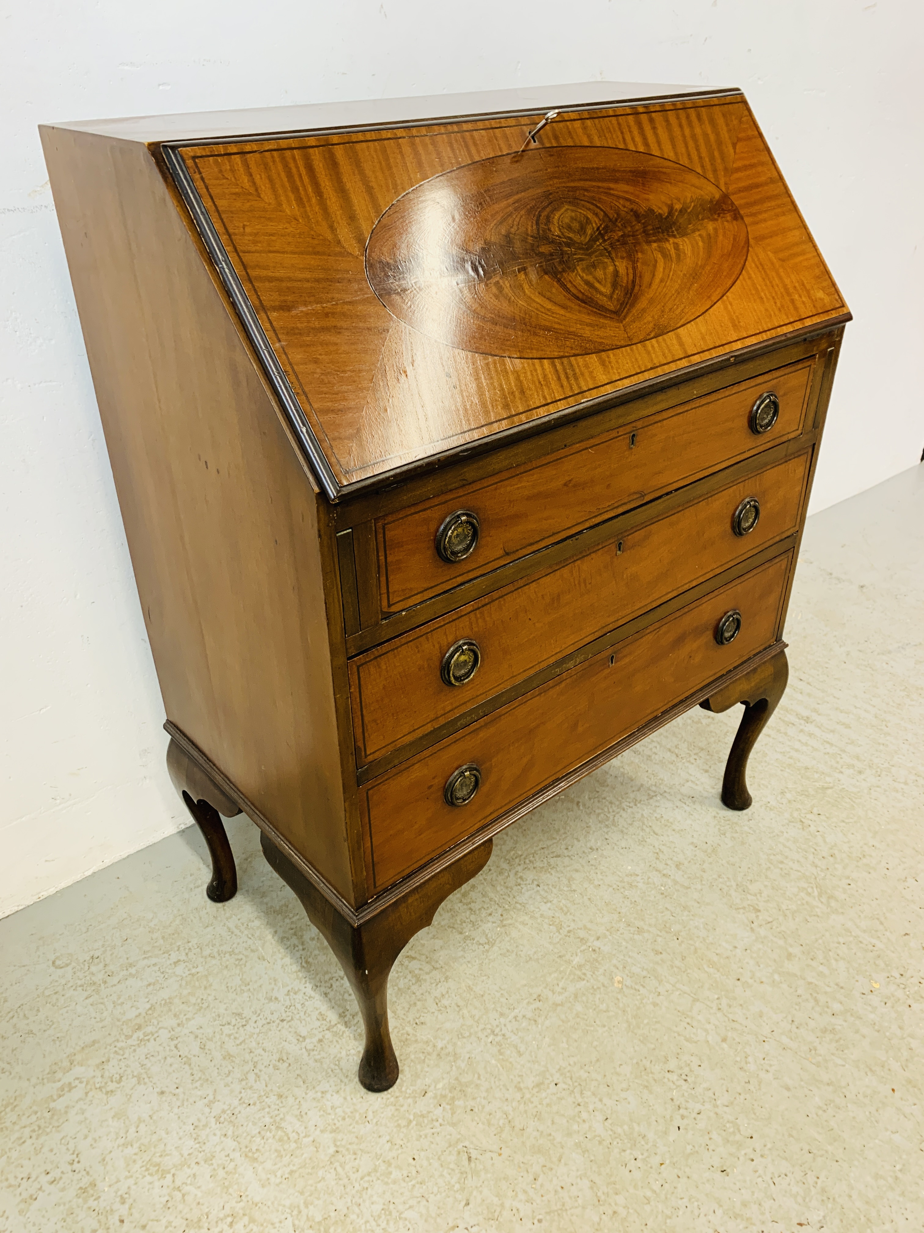 A MAHOGANY FINISH 3 DRAWER BUREAU WITH INLAID DETAIL - Image 4 of 6