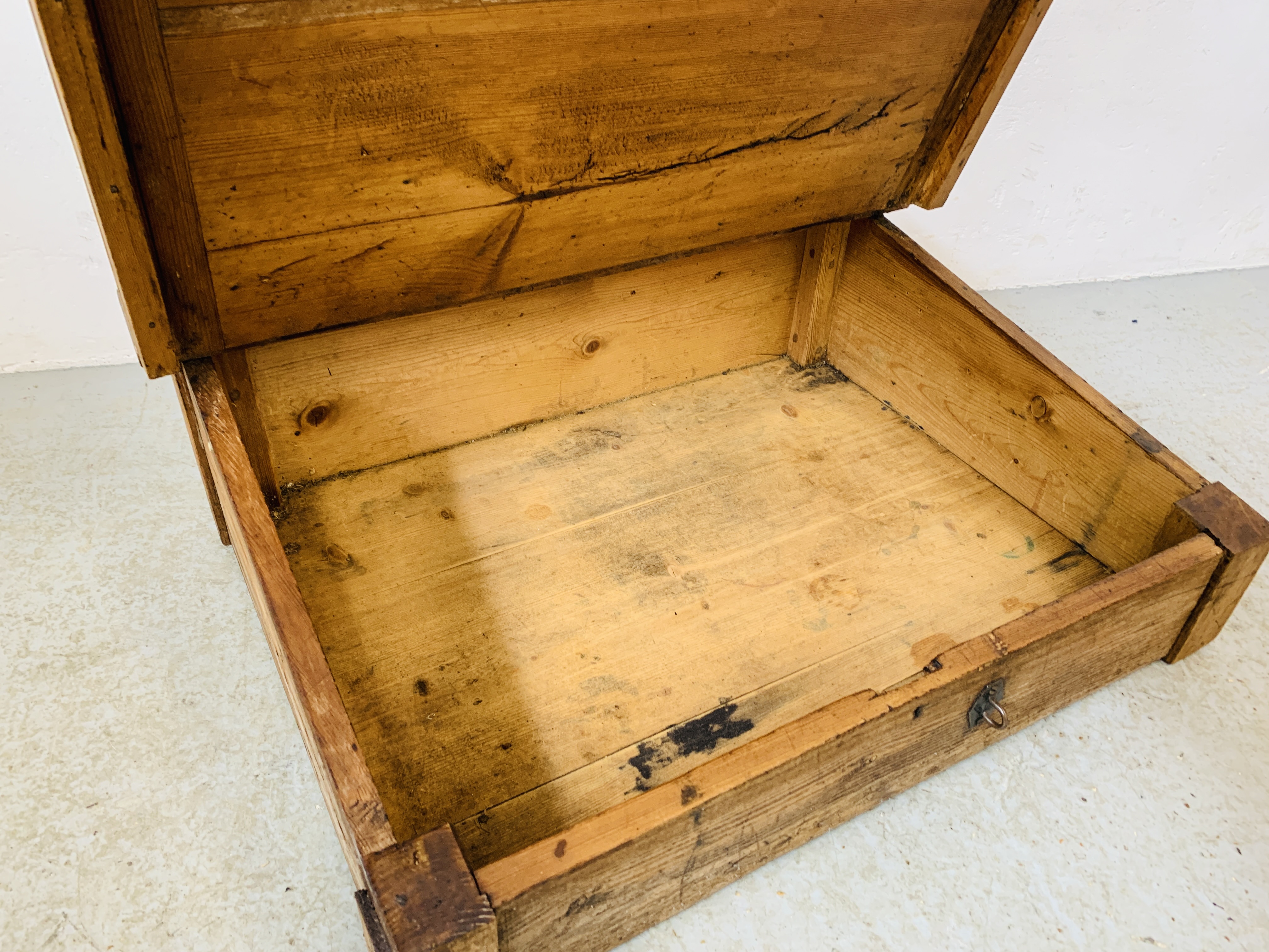 AN ANTIQUE WAXED PINE TABLE TOP CLERKS DESK W 75CM, D 60CM, - Image 6 of 9