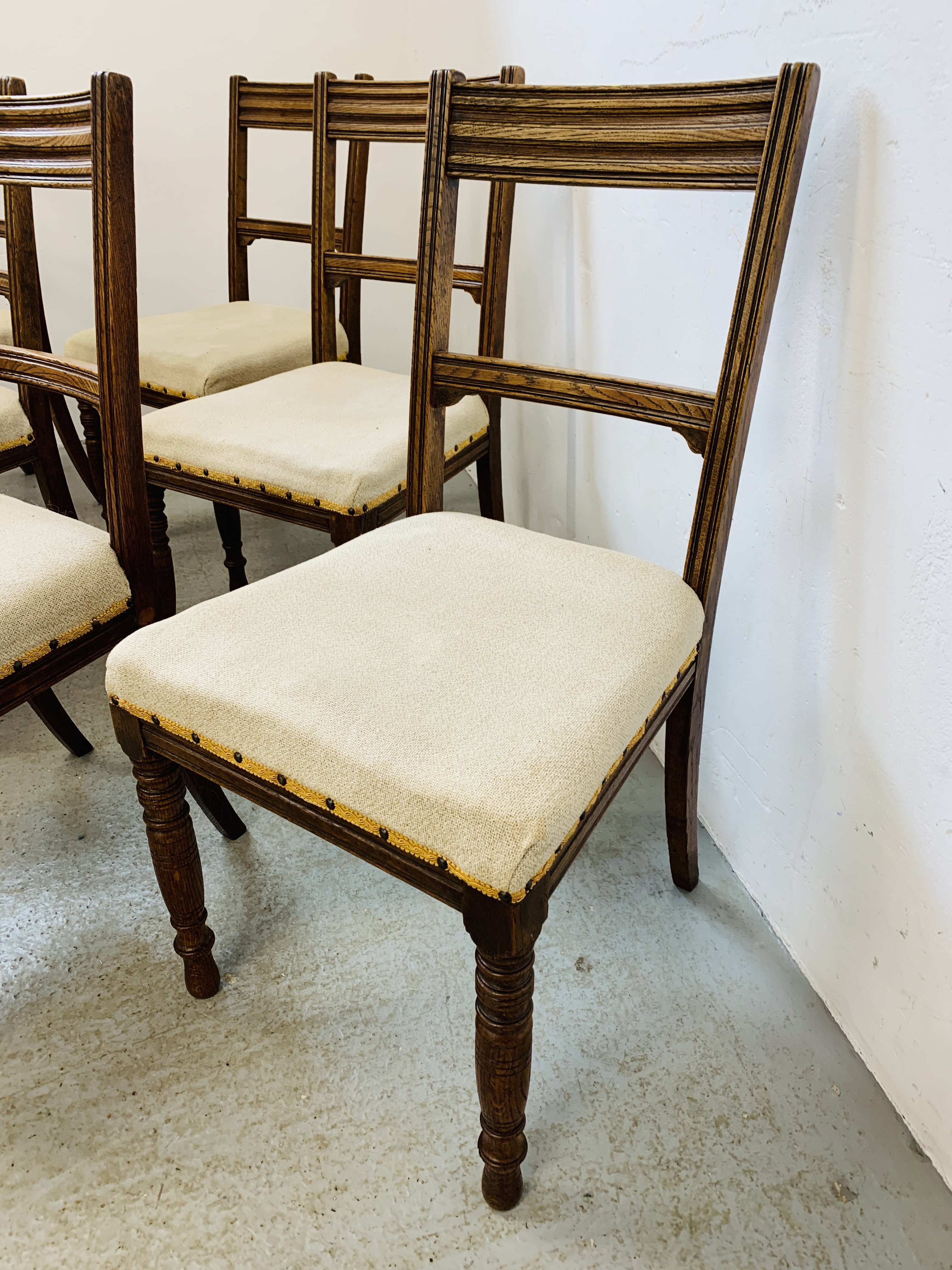 A SET OF 6 OAK FRAMED EDWARDIAN DINING CHAIRS ALONG WITH A SOLID OAK GATELEG DINING TABLE - Image 3 of 20