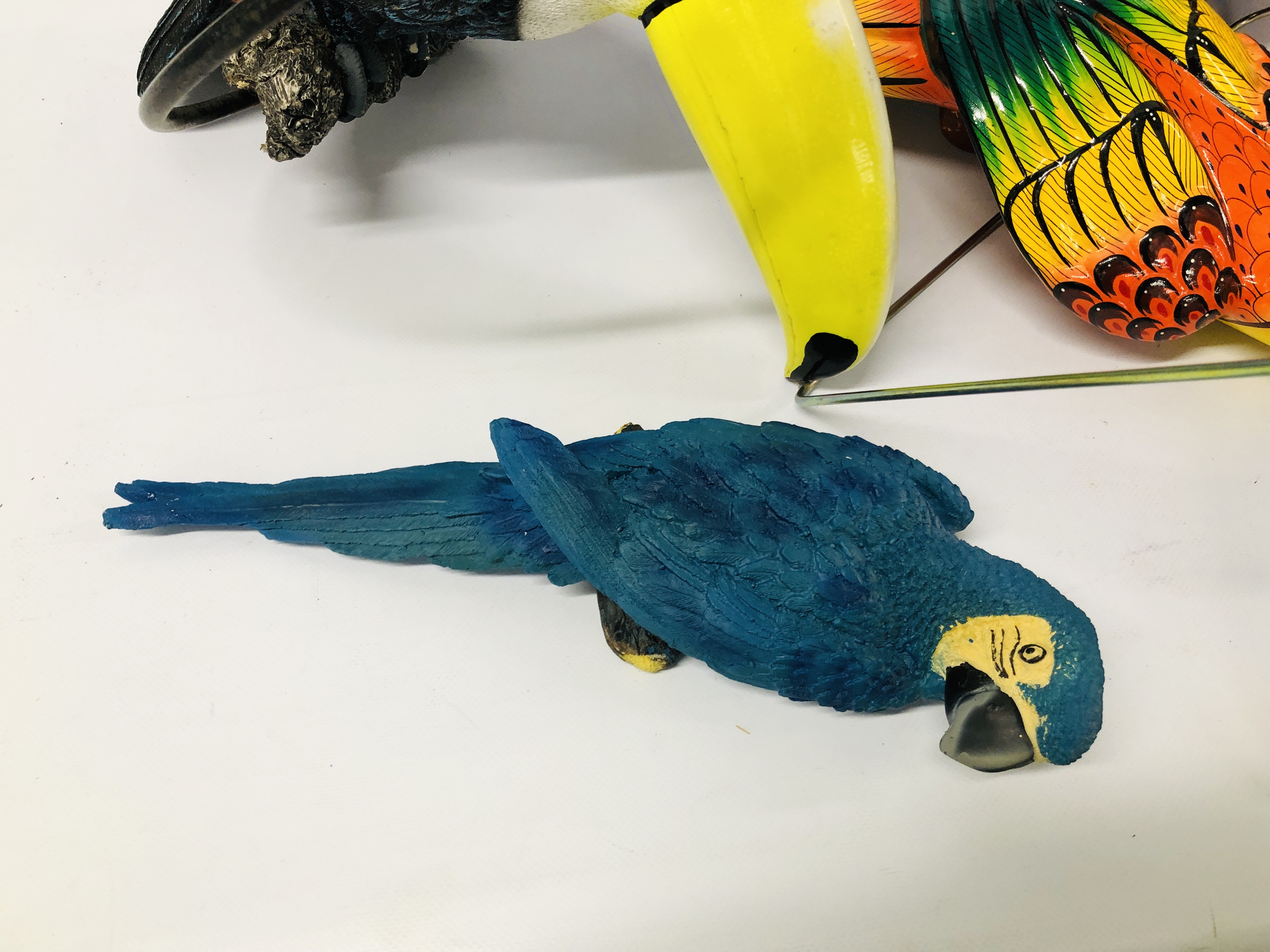 6 BIRDS TO INCLUDE HANGING MEXICAN PORCELAIN PARROT 90CM, HEAD TO TIP OF TAIL PERCH 38CM, - Image 6 of 11