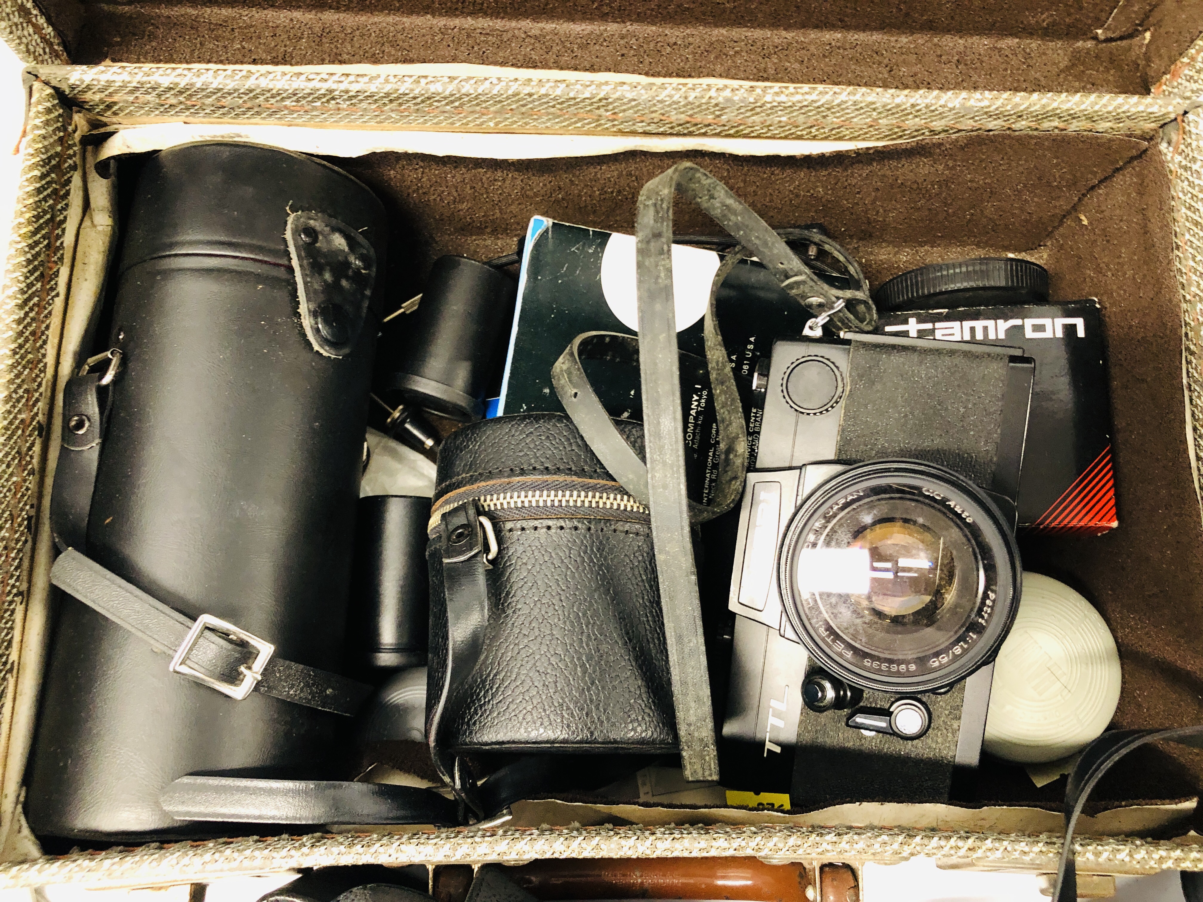 A BOX CONTAINING ASSORTED PHOTOGRAPHIC AND OPTICAL EQUIPMENT TO INCLUDE PETRI TTL SLR CAMERA FITTED - Image 2 of 12