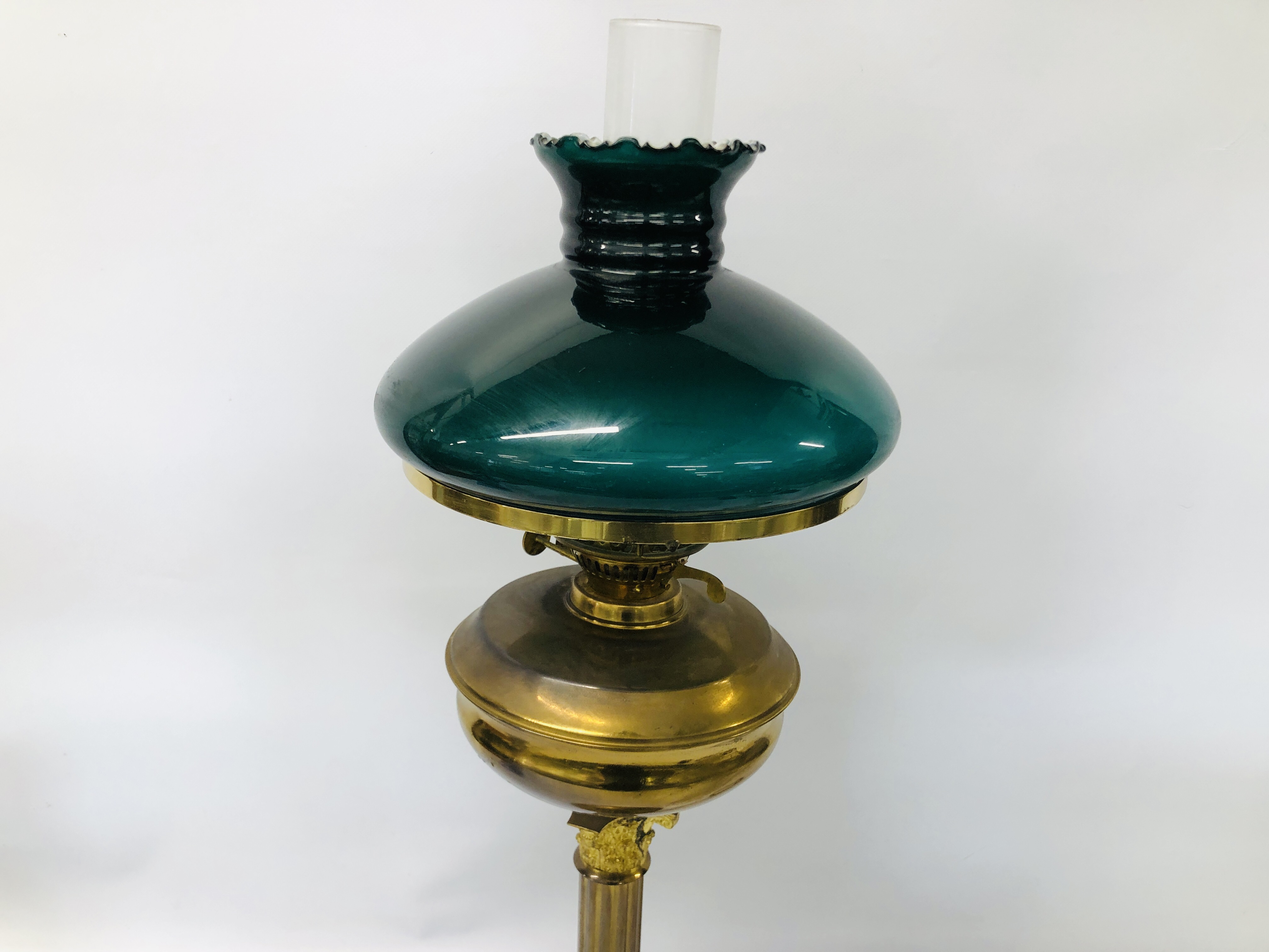 TRADITIONAL STYLE BRASSED CORINTHIAN COLUMN DESIGN TABLE LAMP ELECTRIFIED - SOLD AS SEEN - Image 2 of 9