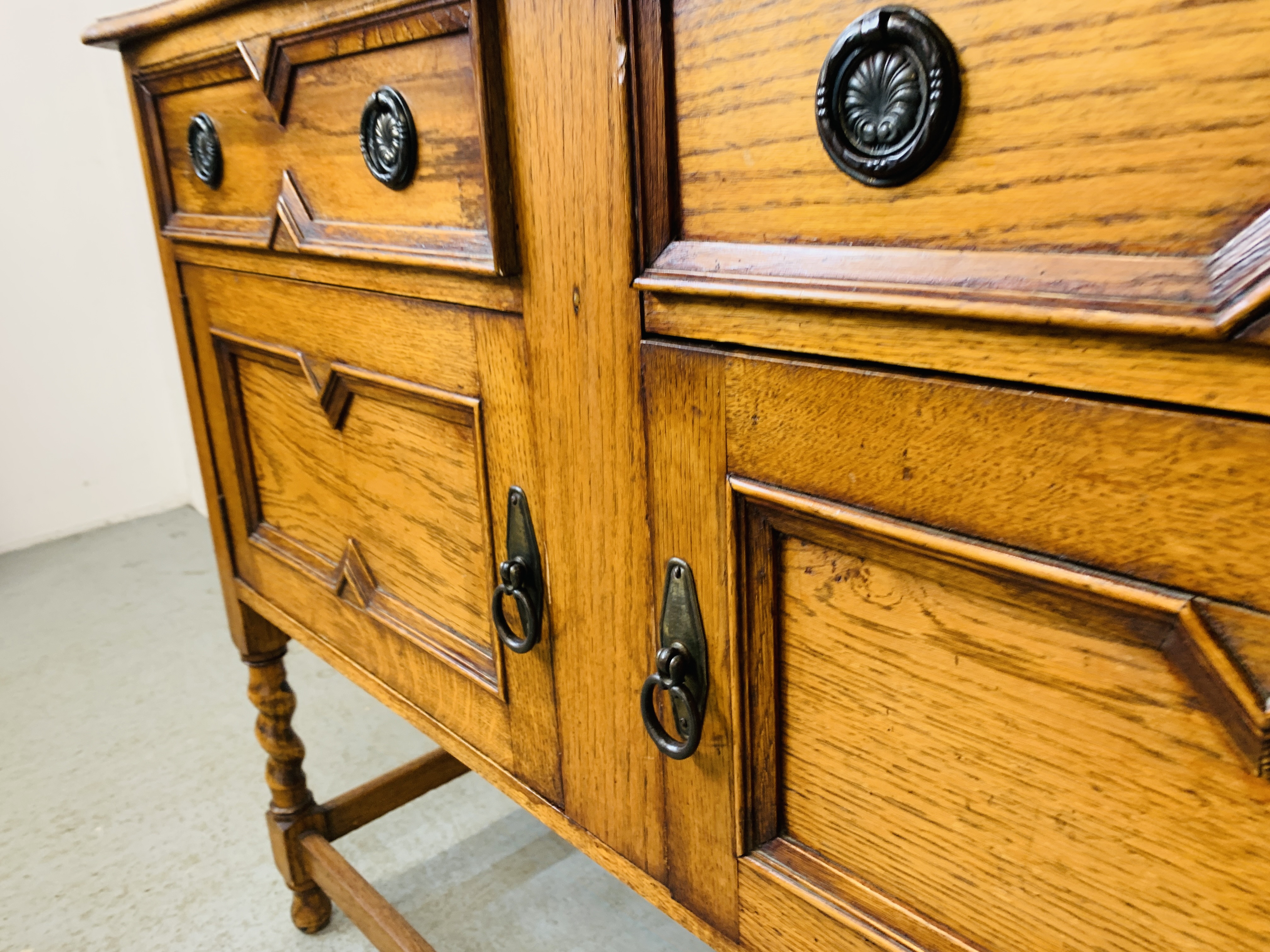 AN OAK 2 DRAWER MIRROR BACK SIDEBOARD ON BARLEY TWIST LEG, - Image 9 of 10