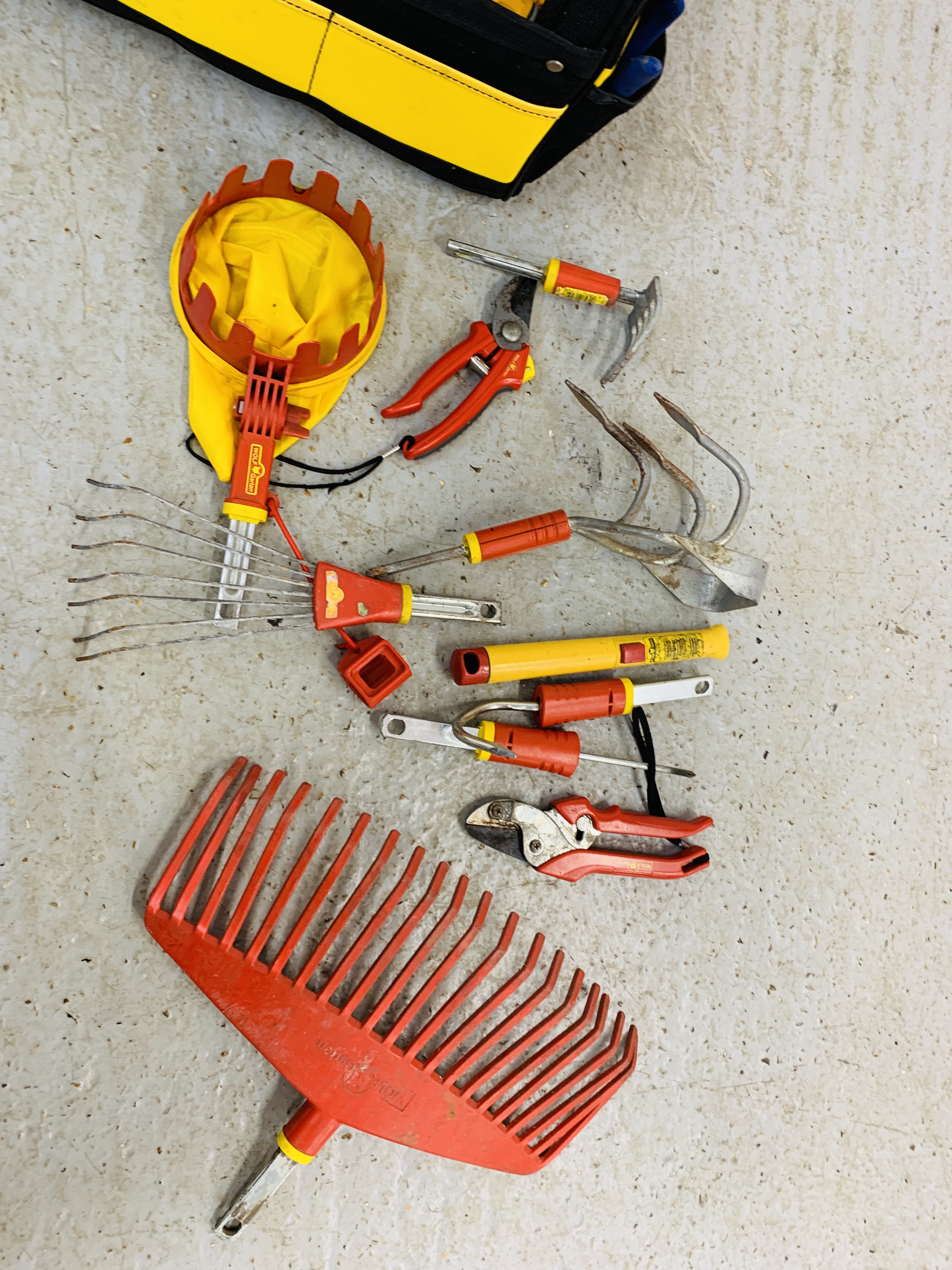 A STANLEY TOOL BAG CONTAINING MAINLY WOLF GARTEN TOOLS AND WOLF GARTEN POLES AND SPREADER - Image 6 of 9