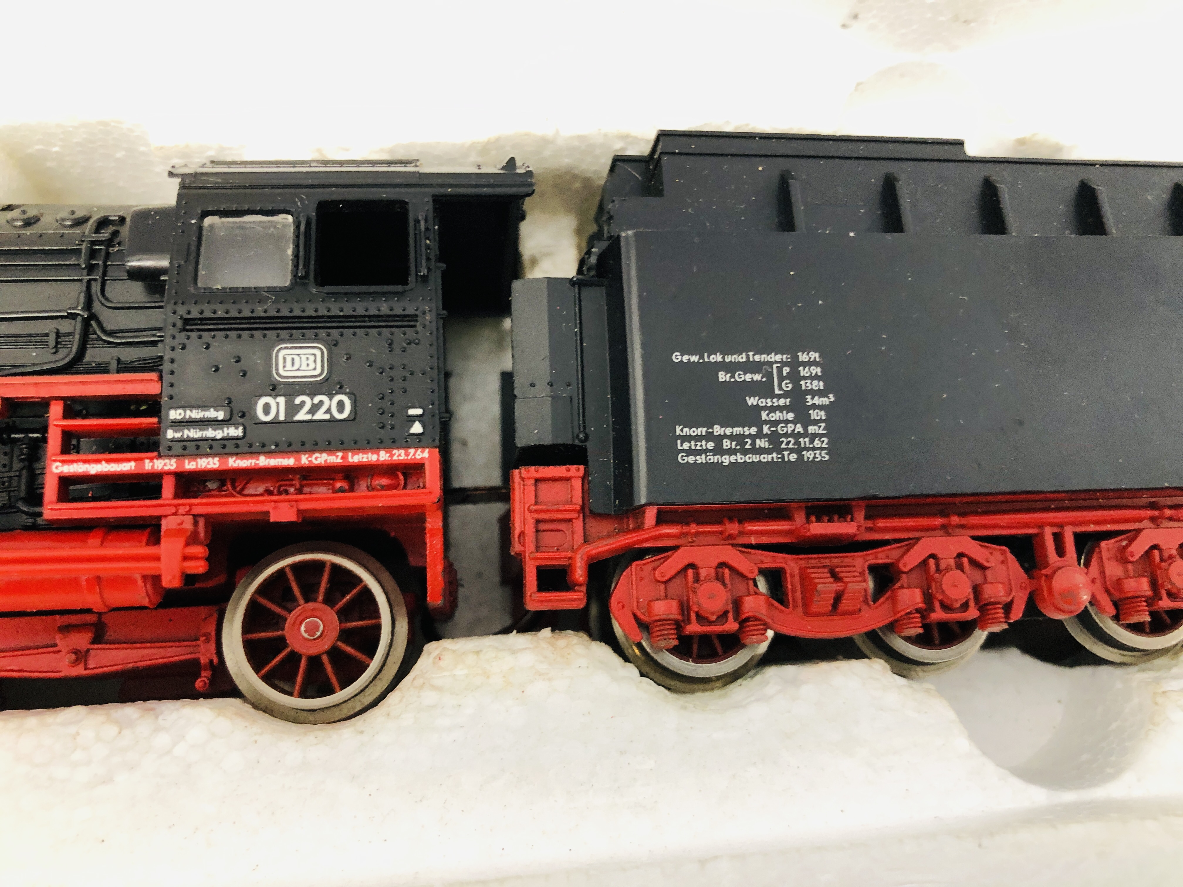 A FLEISCHMANNN HO 4170 LOCOMOTIVE AND TENDER BOXED WITH SMOKE UNIT - Image 5 of 8