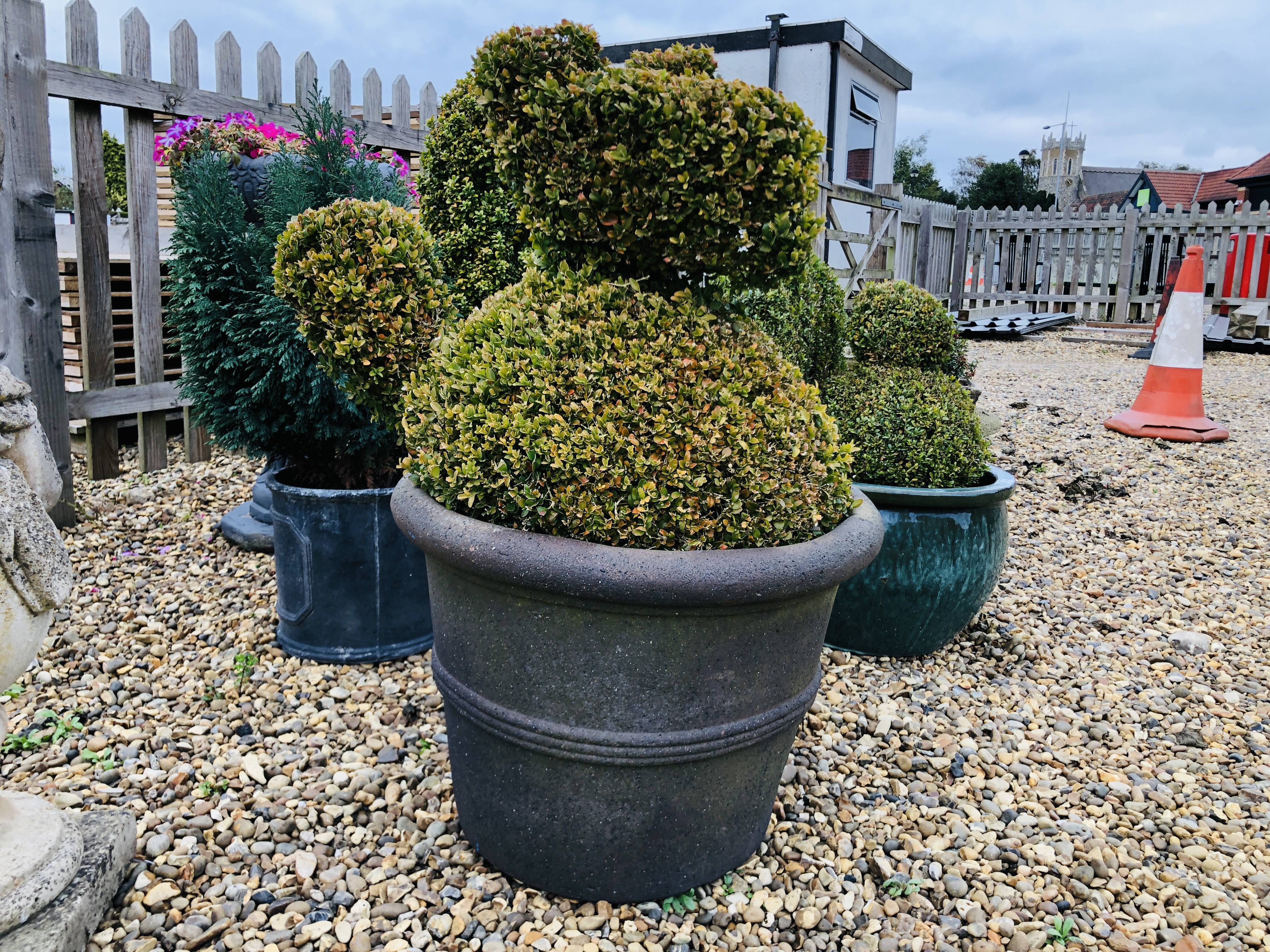 A LARGE STONEWORK GARDEN PLANTER WITH BOX TOPIARY SQUIRREL OVERALL HEIGHT 90CM