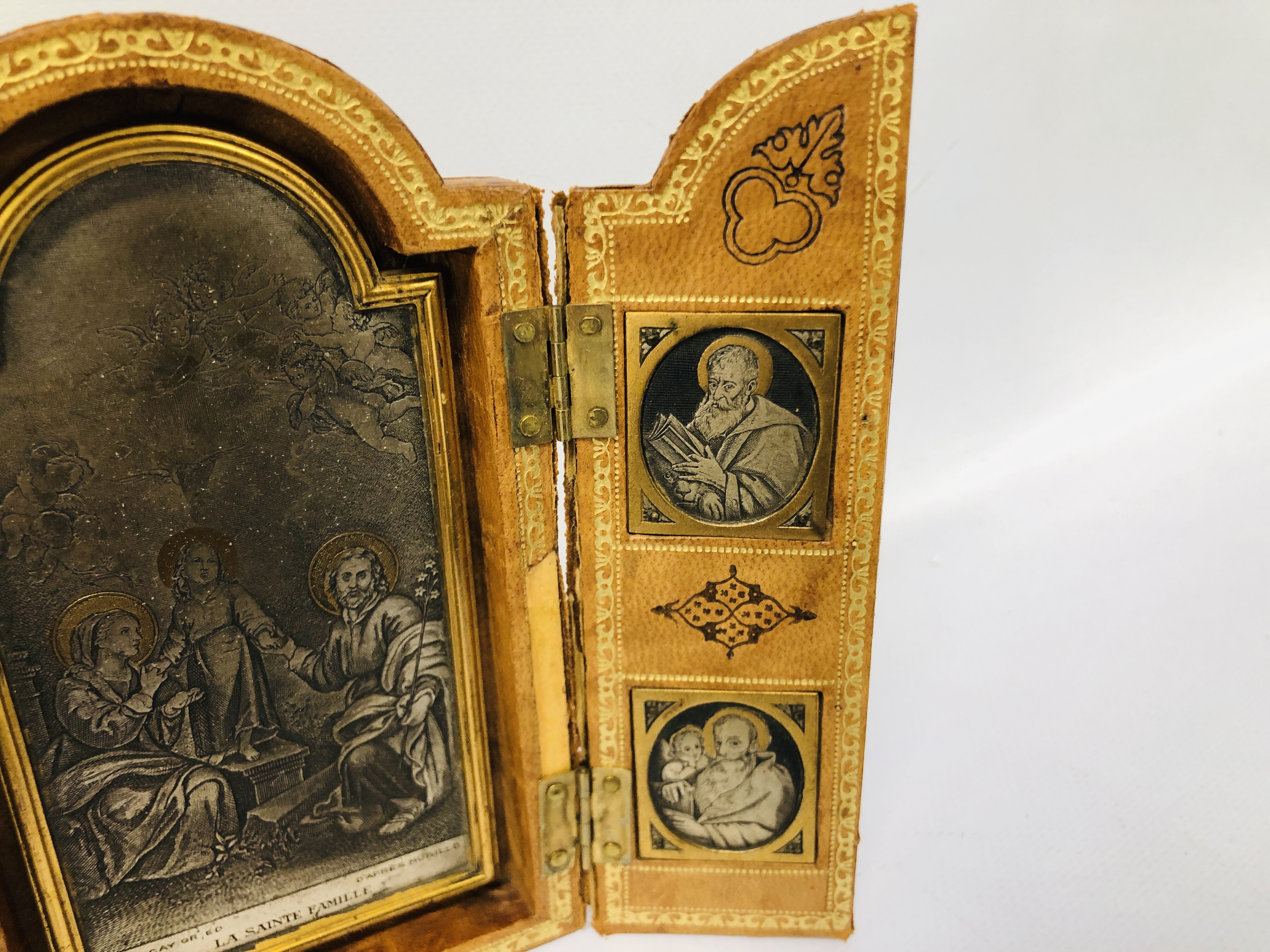 COLLECTION OF VINTAGE MAINLY RELIGIOUS ITEMS TO INCLUDE FRAMED MINIATURE ROSARY BEADS AND TIN, - Image 19 of 22