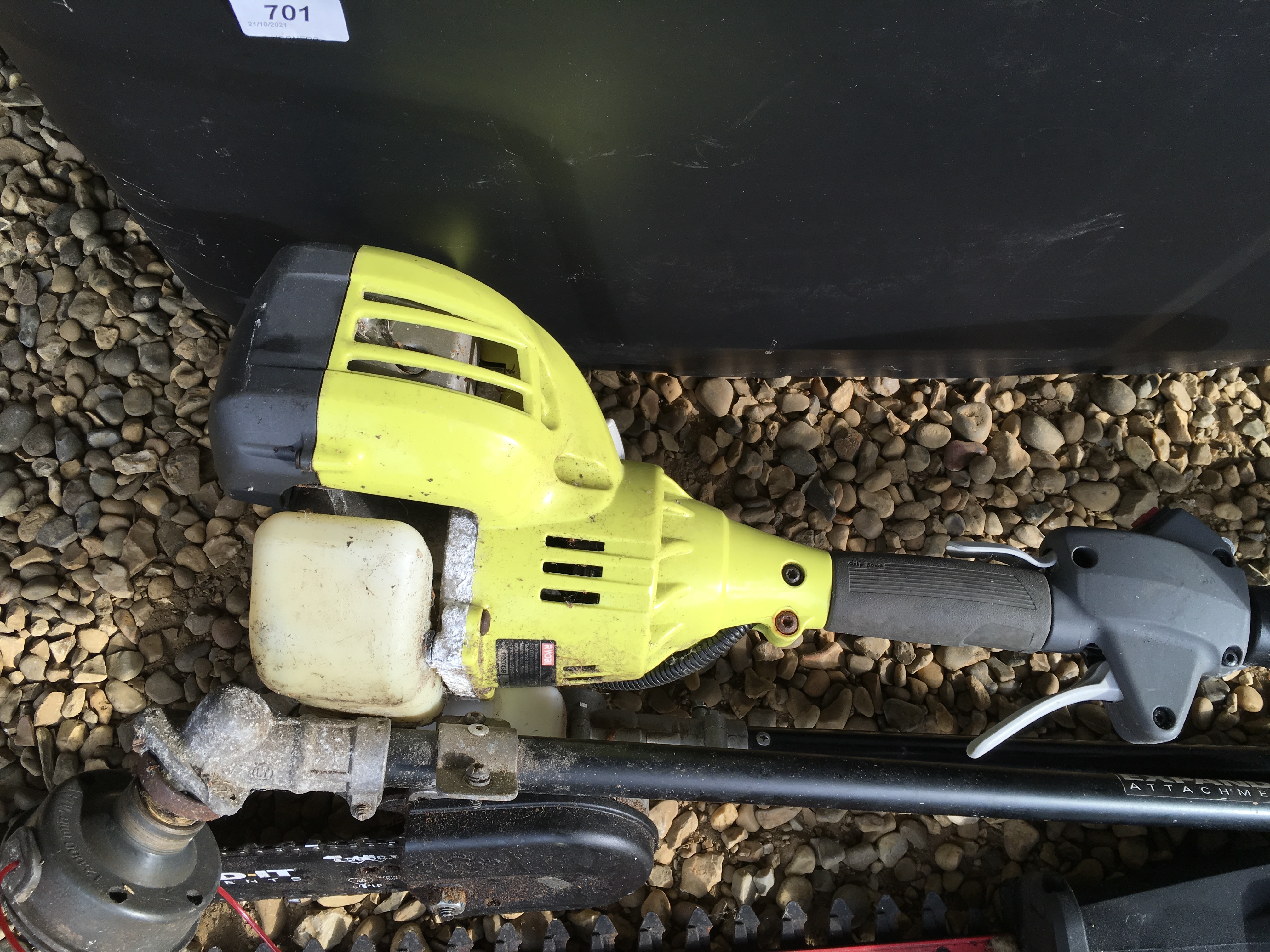 A HALFORDS 2 TONNE HYDRAULIC TROLLEY JACK (LIFTING FOOT MISSING), AN ENGINEERS BENCH VICE, - Image 2 of 5