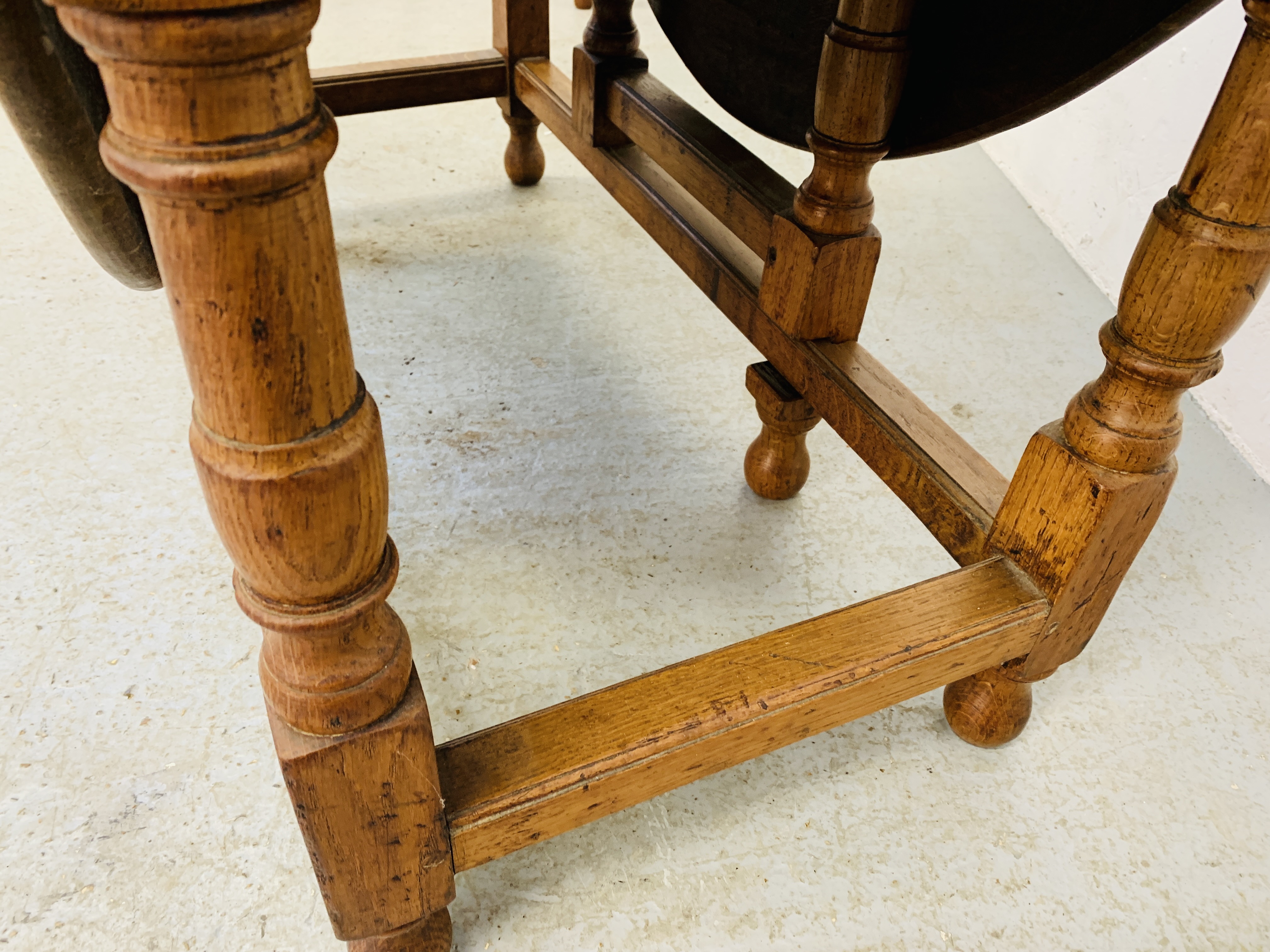 A SET OF 6 OAK FRAMED EDWARDIAN DINING CHAIRS ALONG WITH A SOLID OAK GATELEG DINING TABLE - Image 19 of 20