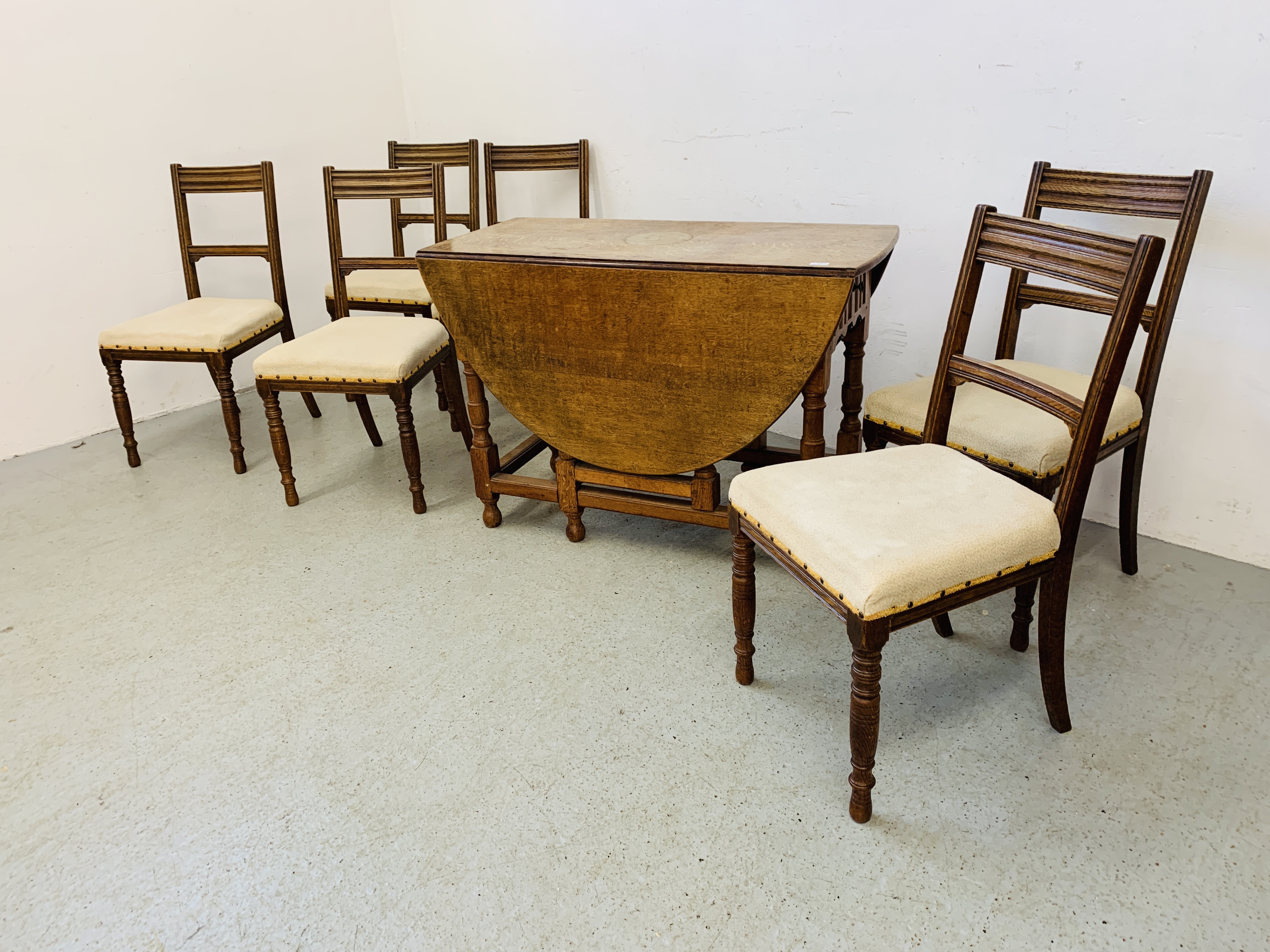 A SET OF 6 OAK FRAMED EDWARDIAN DINING CHAIRS ALONG WITH A SOLID OAK GATELEG DINING TABLE - Image 12 of 20