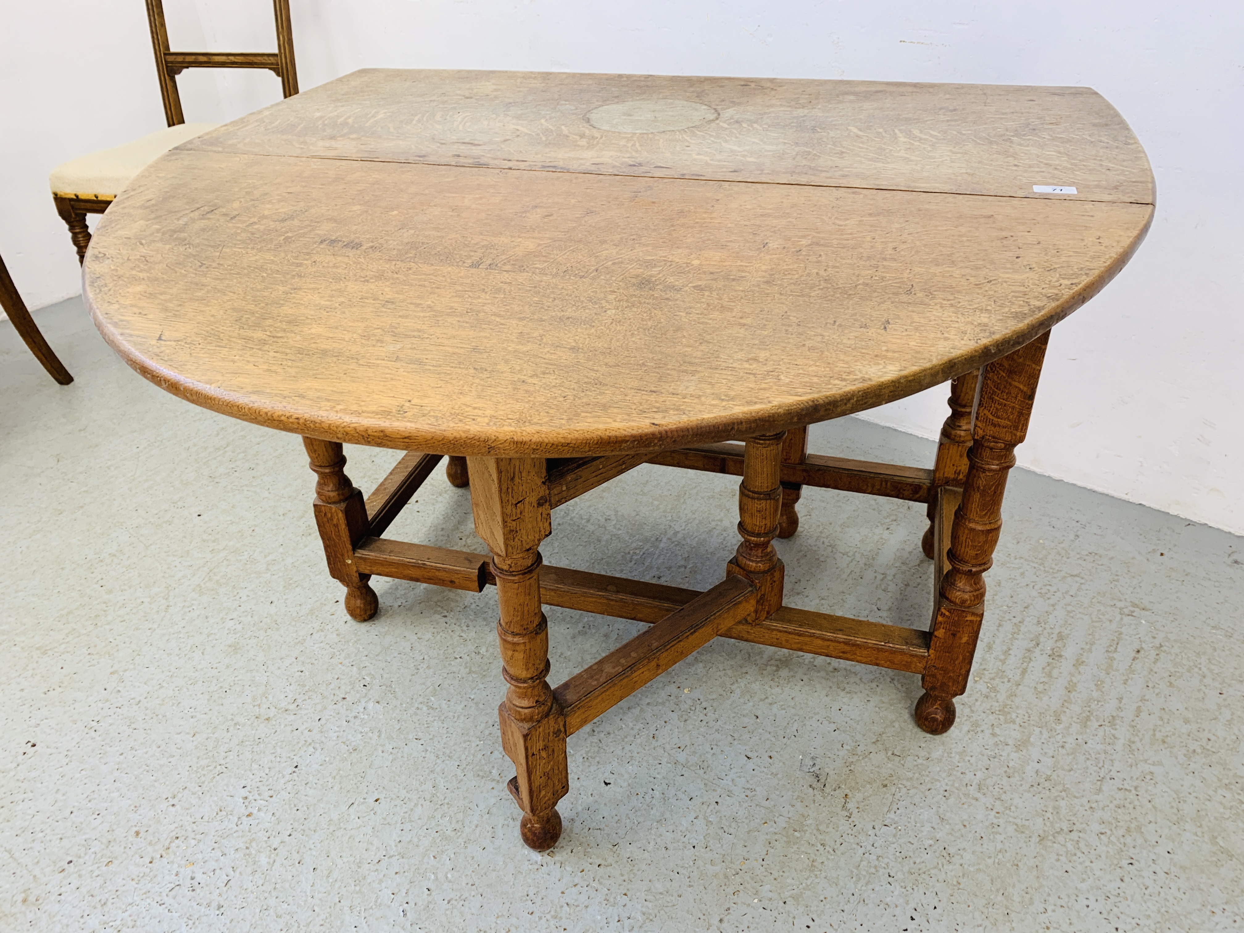 A SET OF 6 OAK FRAMED EDWARDIAN DINING CHAIRS ALONG WITH A SOLID OAK GATELEG DINING TABLE - Image 20 of 20