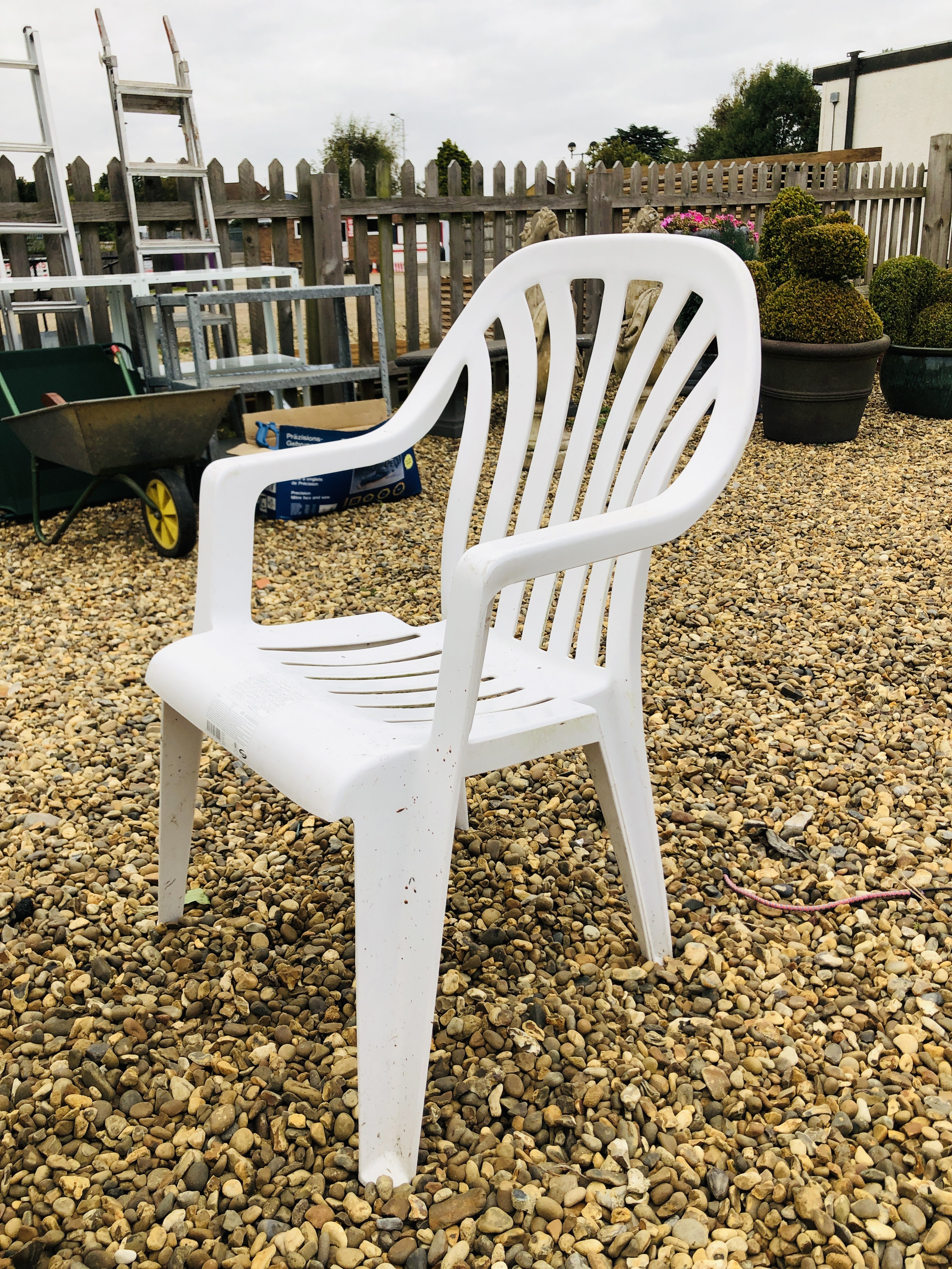 GARDEN DINING TABLE WITH 4 NARDI GARDEN CHAIRS IN WHITE RESIN/PLASTIC COMPLETED WITH CAST METAL - Image 4 of 6