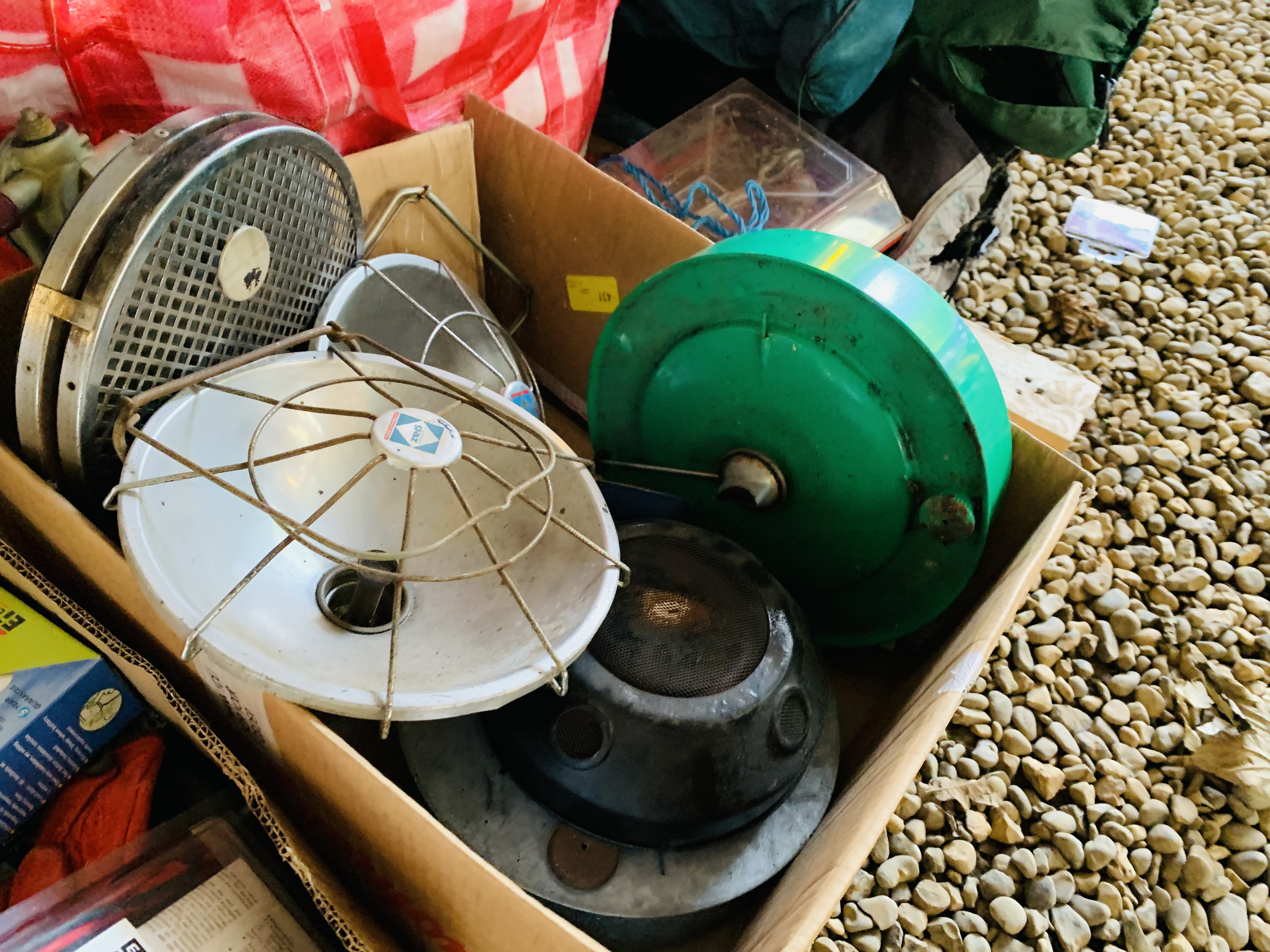 A QTY OF TOOLS AND SHED SUNDRIES, FIVE DRAWER METAL TOOL BOX AND CONTENTS, POWER HAND PULLER, - Image 9 of 12