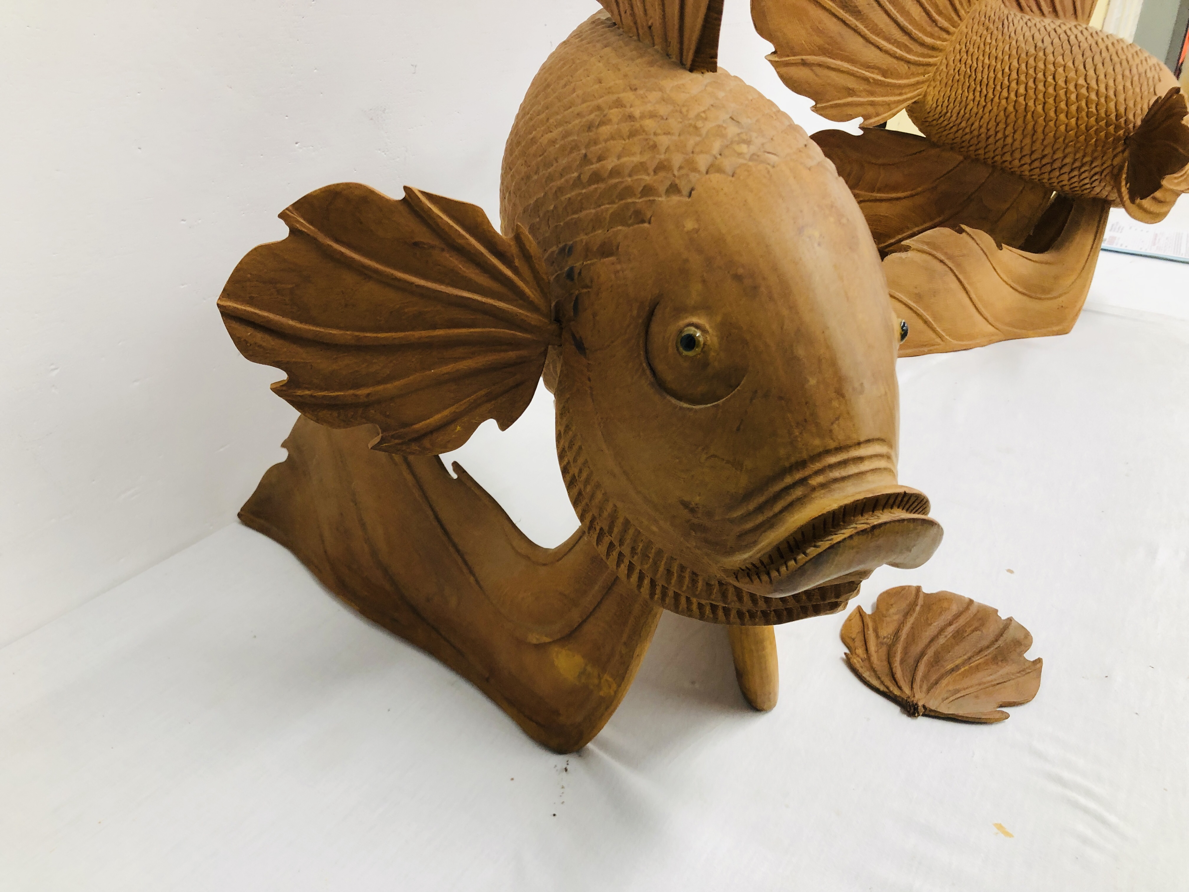 2 X LARGE CARVED TEAK WOOD FISH ORNAMENTS - EACH HEIGHT 58CM. LENGTH 65CM. - Image 5 of 10