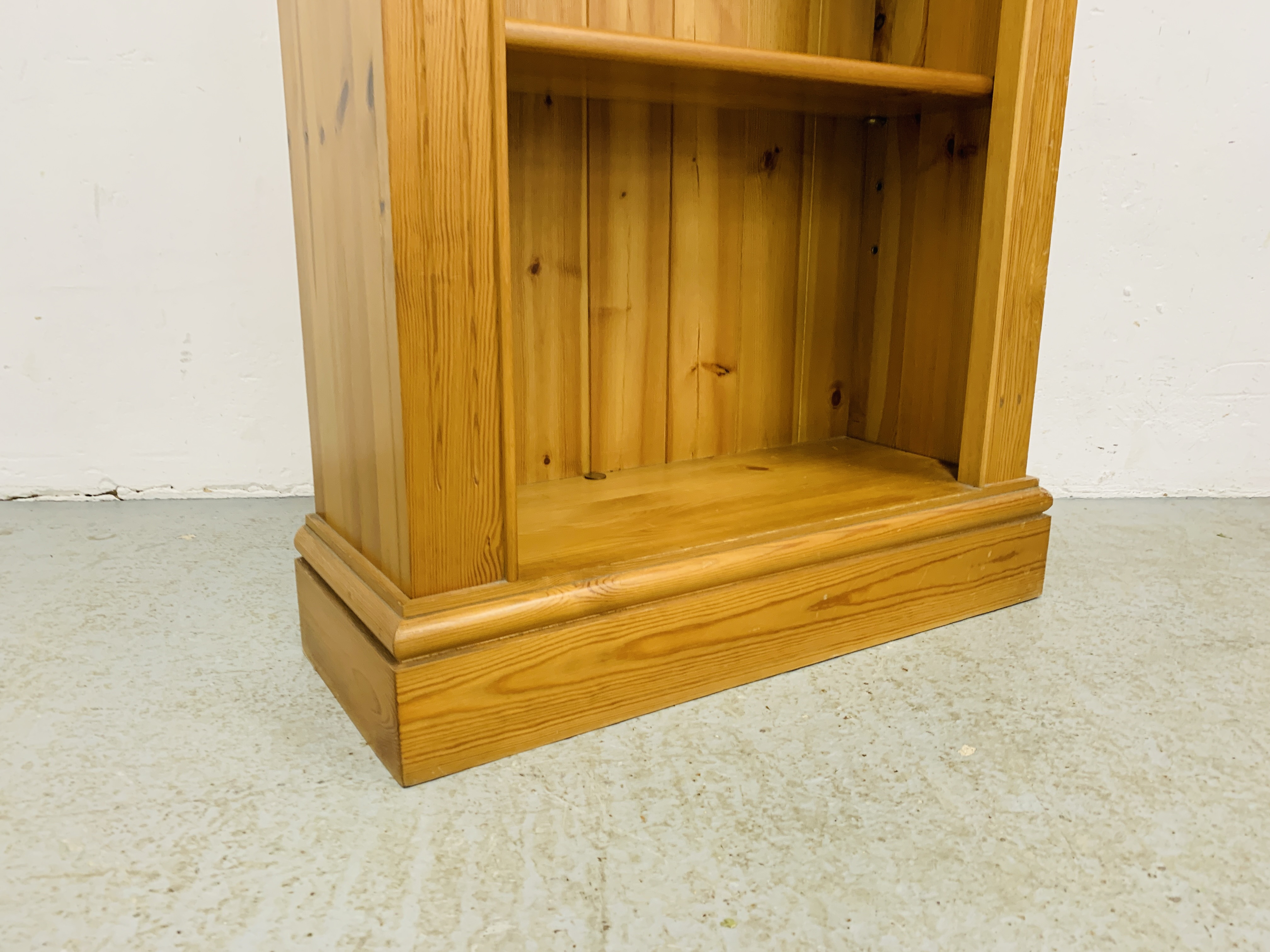 A SOLID HONEY PINE BOOKSHELF WITH TONGUE AND GROOVE BOARDED BACK - W 66CM. D 26CM. H 107CM. - Image 5 of 8