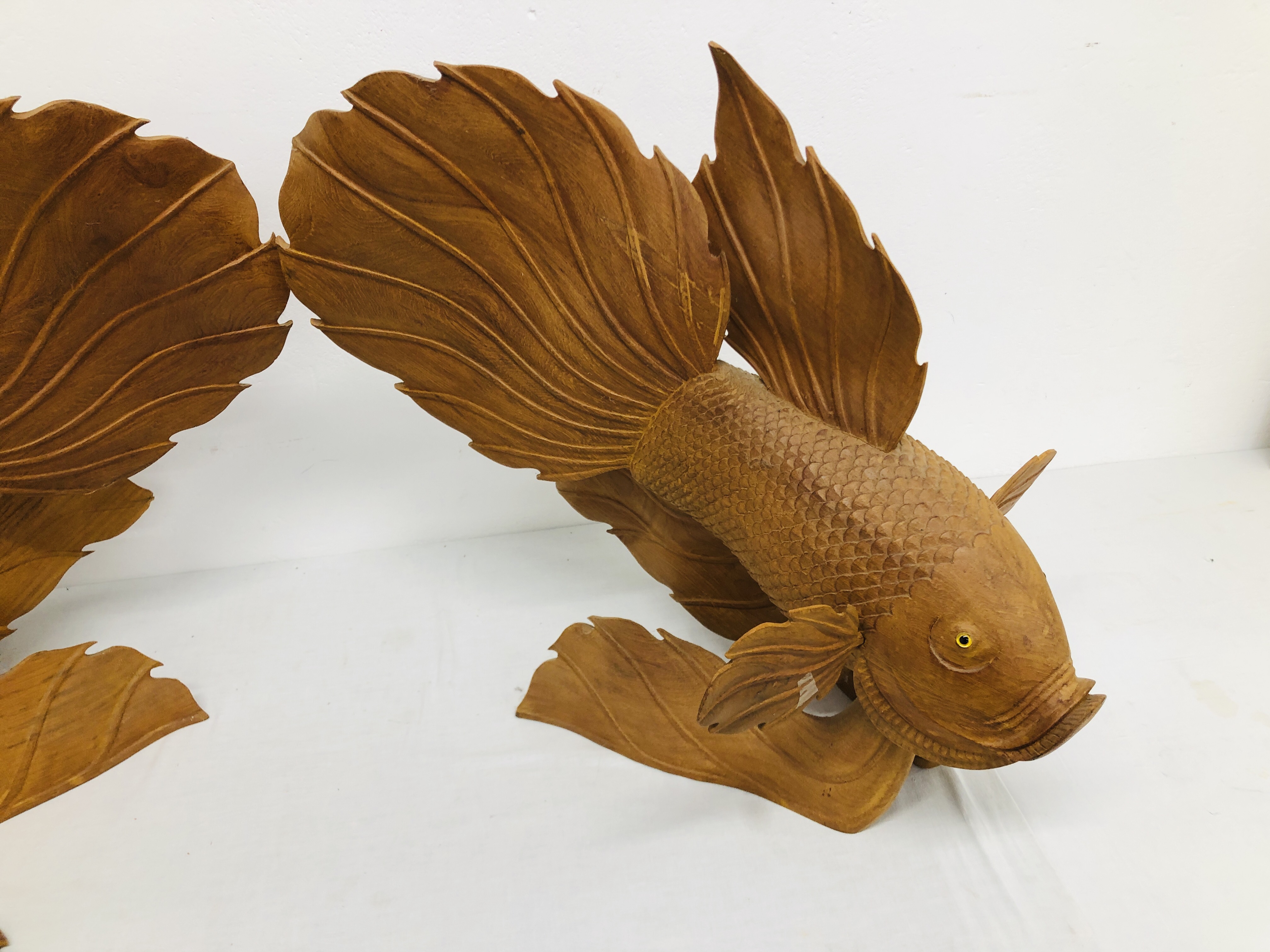 2 X LARGE CARVED TEAK WOOD FISH ORNAMENTS - EACH HEIGHT 58CM. LENGTH 65CM. - Image 9 of 10