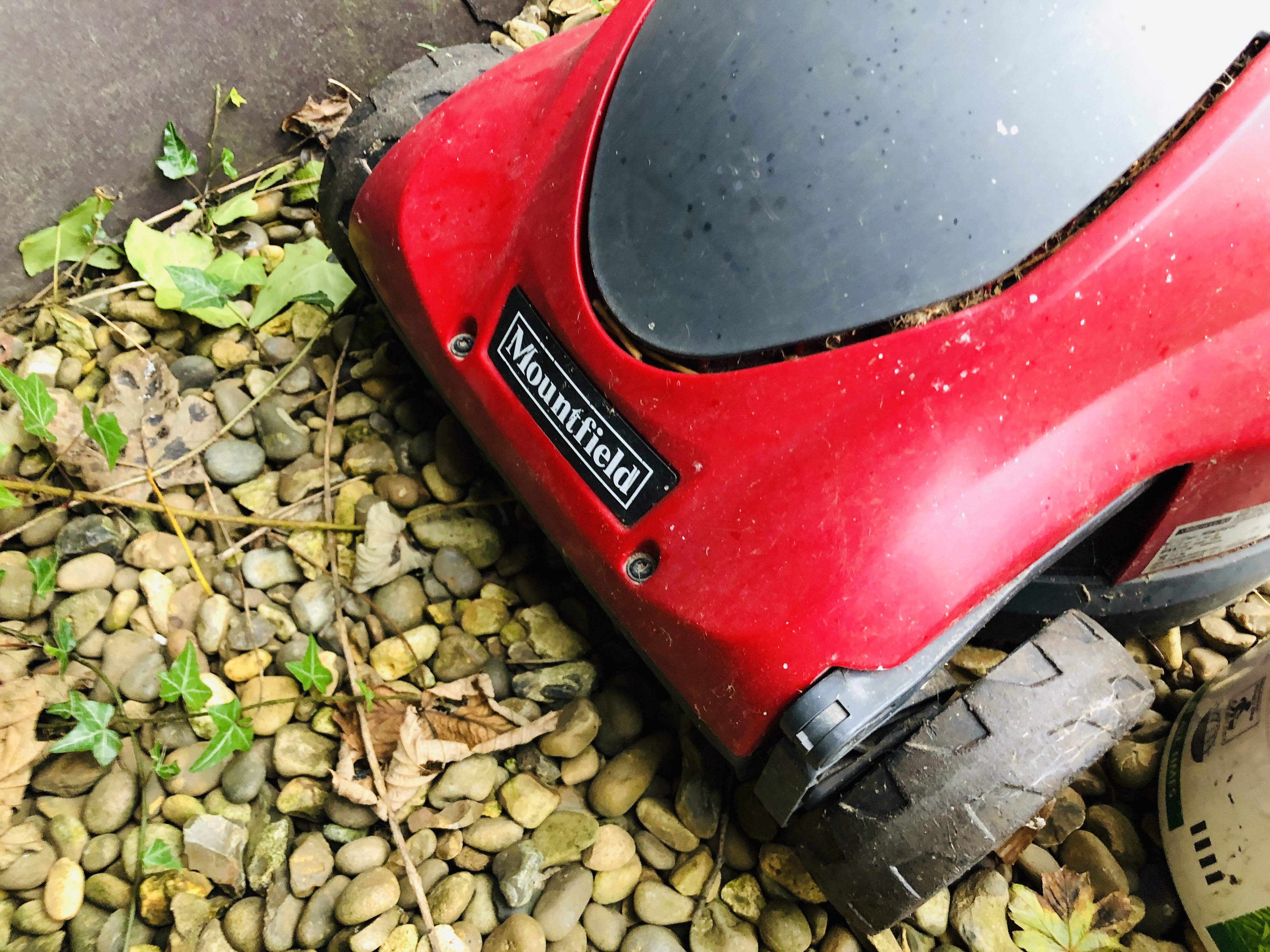 A MOUNTFIELD "PRINCESS 34" ELECTRIC LAWN MOWER WITH GRASS COLLECTOR AND TWO 5 LITRE CANS OF - Image 6 of 12