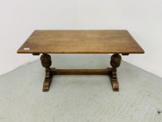 A GOOD QUALITY OAK TWIN PEDESTAL COFFEE TABLE - L 92CM. W 43CM. H 46CM.