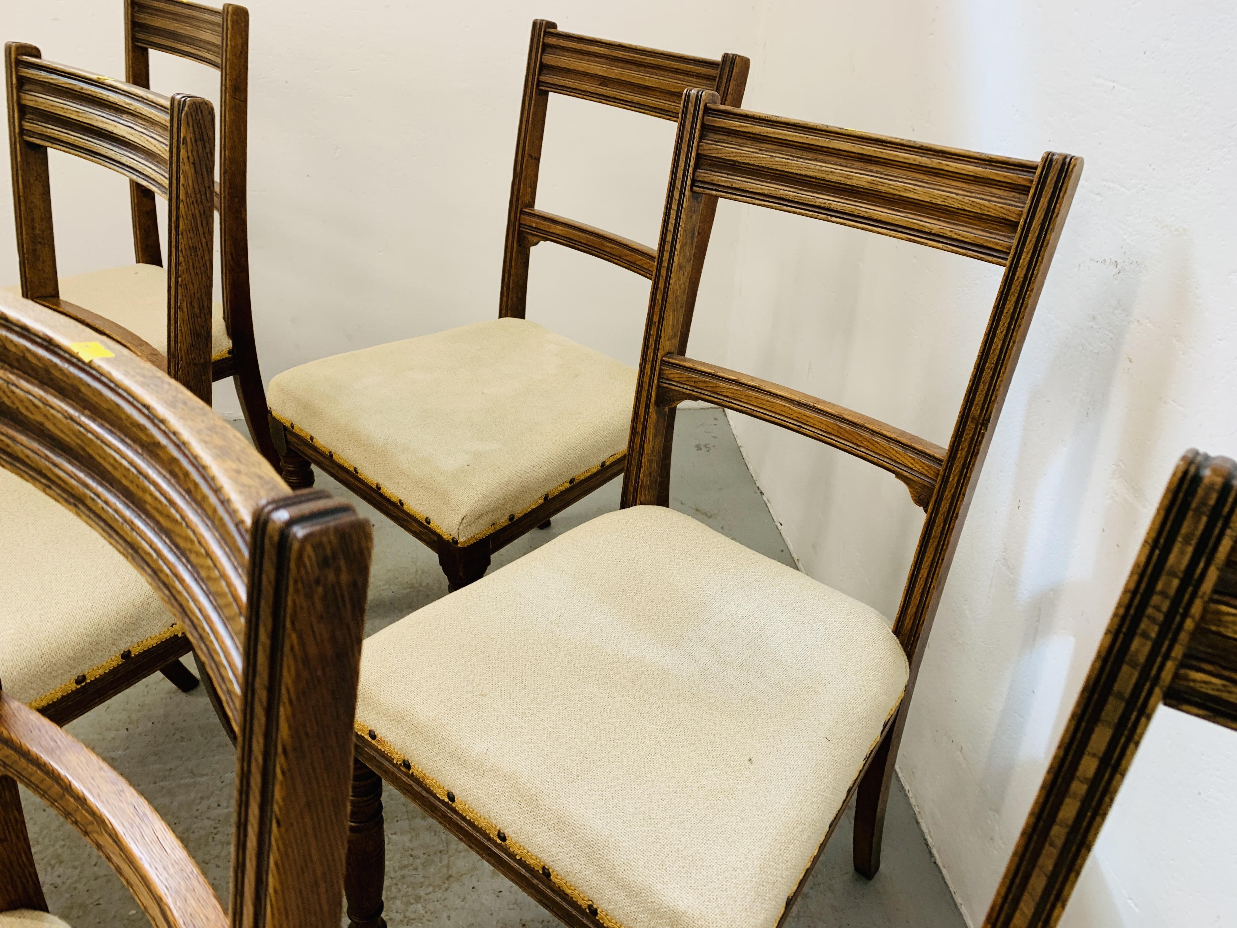 A SET OF 6 OAK FRAMED EDWARDIAN DINING CHAIRS ALONG WITH A SOLID OAK GATELEG DINING TABLE - Image 10 of 20