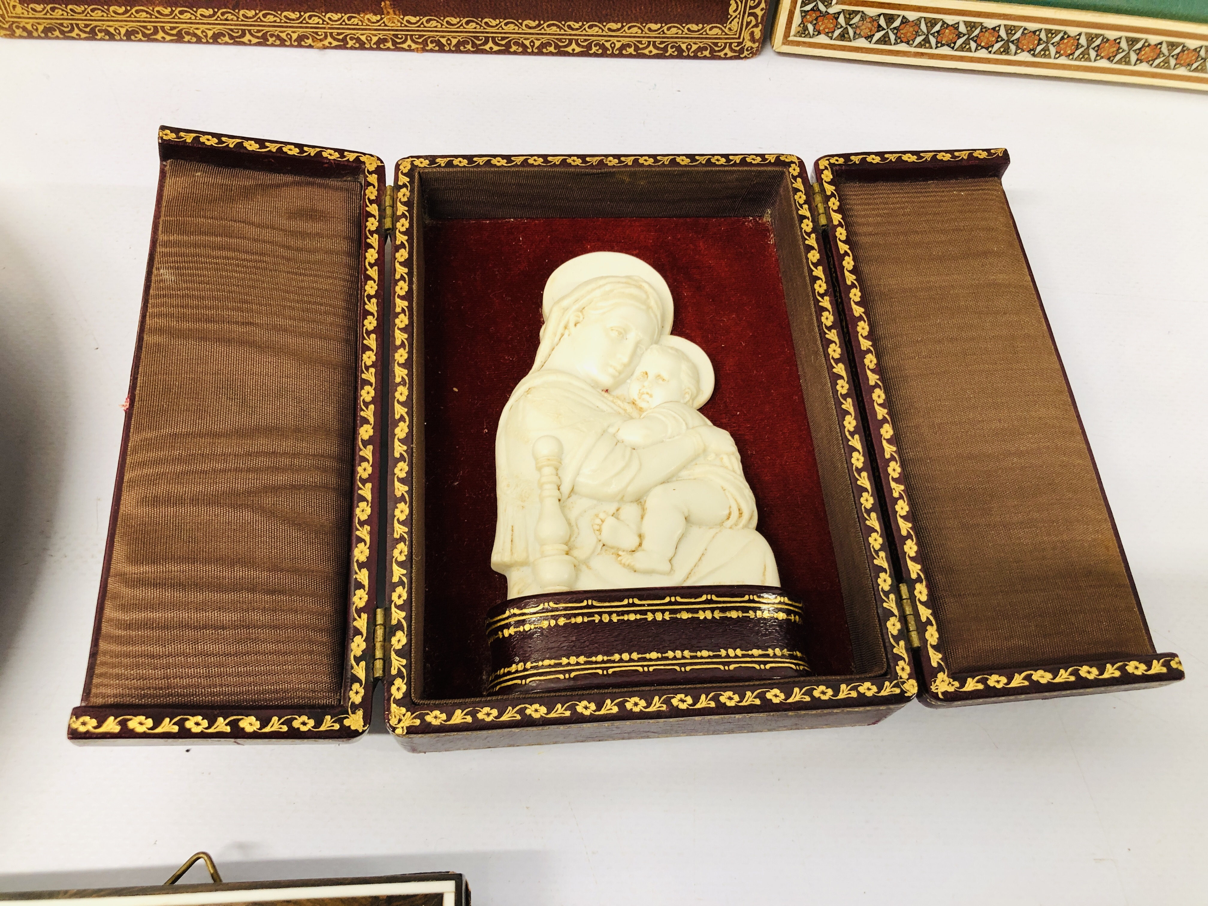 COLLECTION OF VINTAGE MAINLY RELIGIOUS ITEMS TO INCLUDE FRAMED MINIATURE ROSARY BEADS AND TIN, - Image 4 of 22