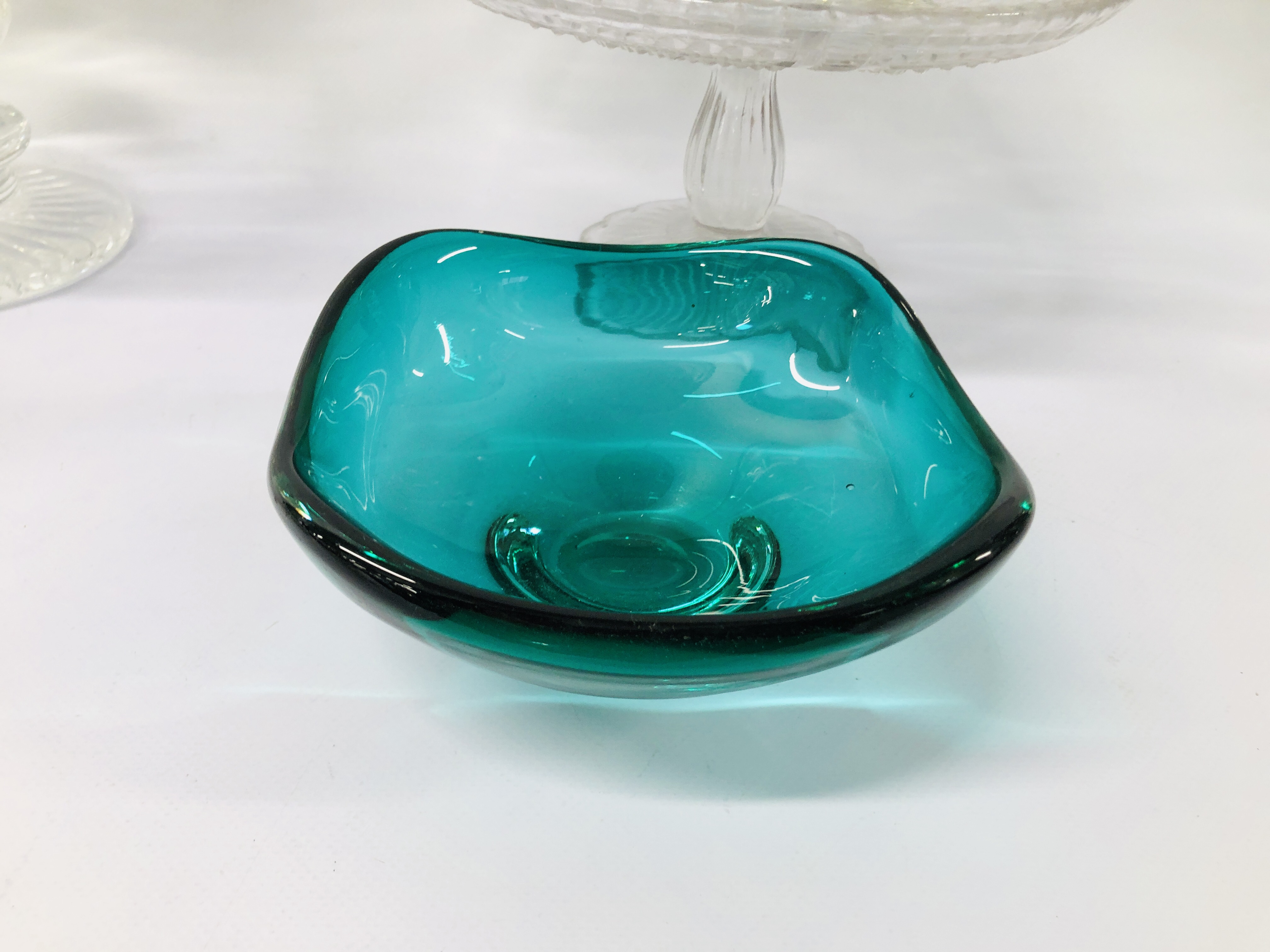 COLLECTION OF GLASSWARE TO INCLUDE VINTAGE DECANTERS, CAKE STAND, BLUE GLASS VASE, - Image 10 of 20