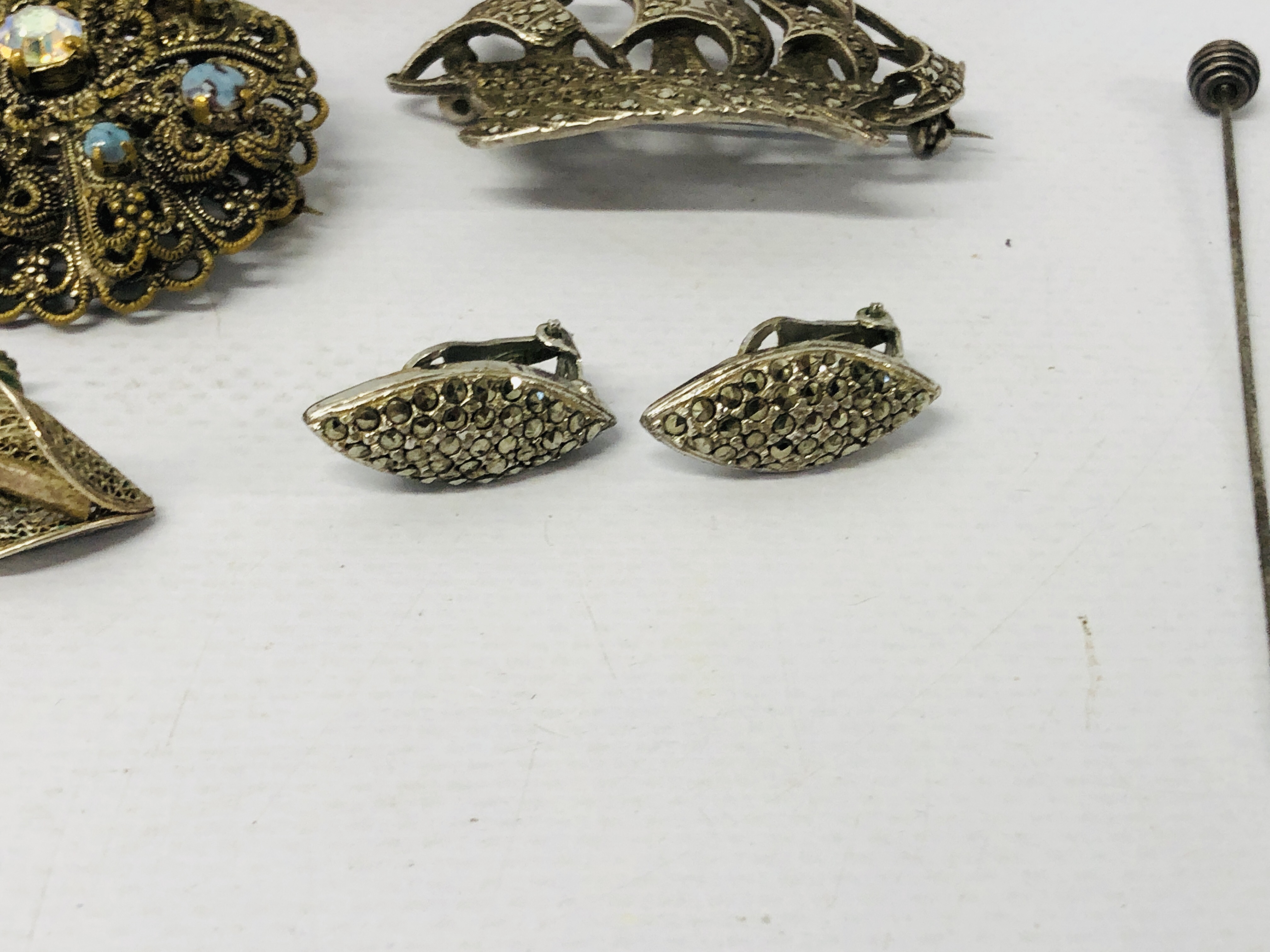 A GROUP OF FIVE BROOCHES TO INCLUDE SILVER MARCASITE SAILING SHIP, EXOTIC BIRD MARCASITE SET, - Image 10 of 11