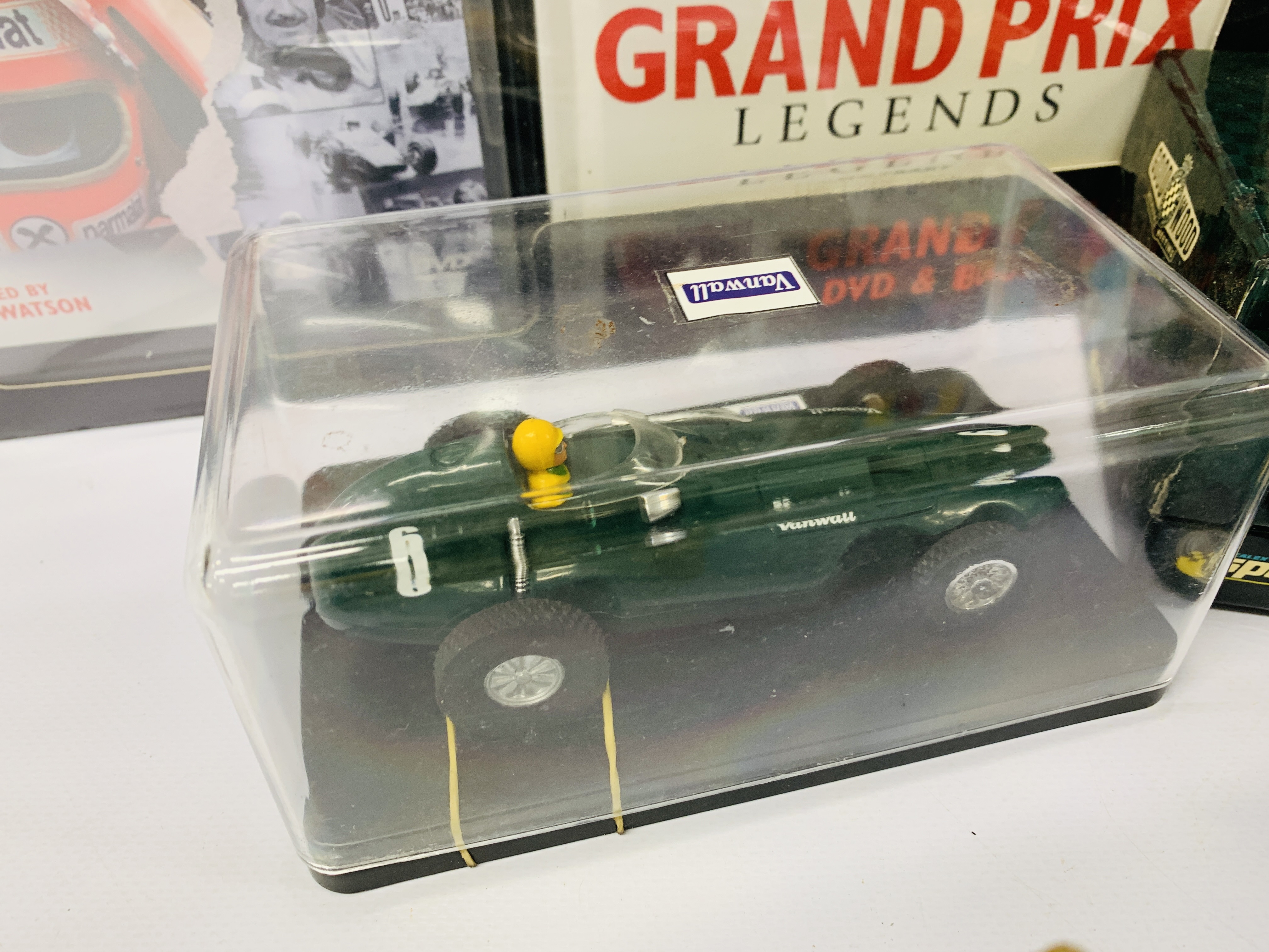 4 VARIOUS SCALEXTRIC VEHICLES TO INCLUDE VANWALL F1 CLASSIC GRAND PRIX BOXED, - Image 4 of 8