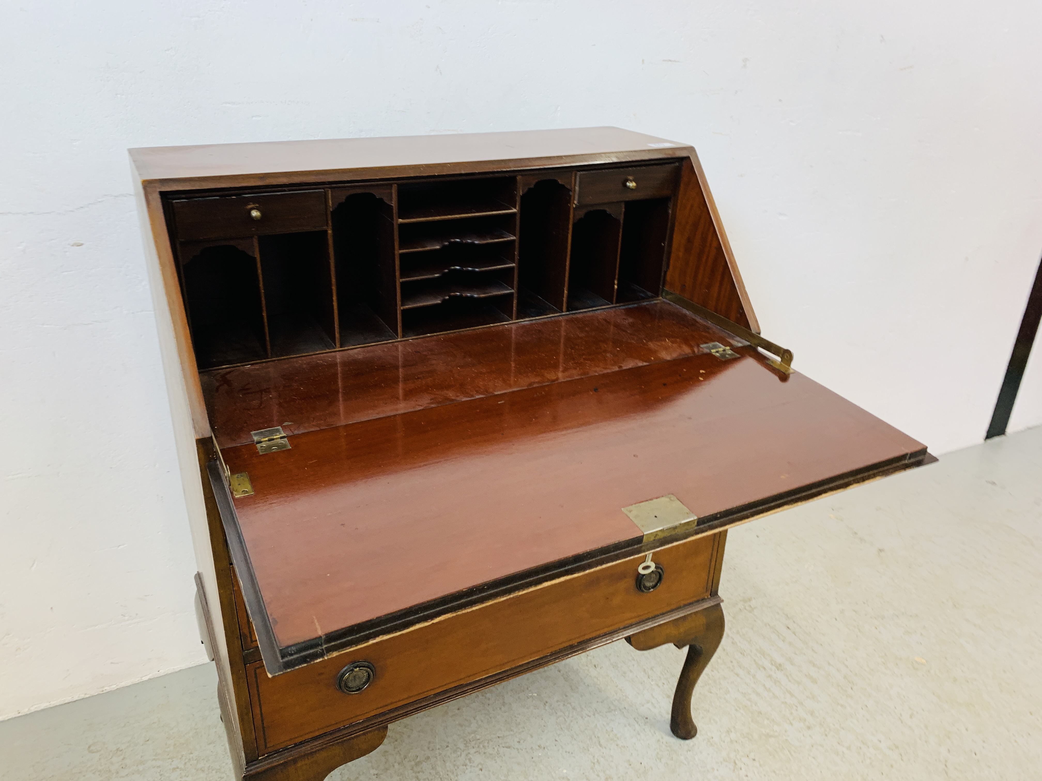 A MAHOGANY FINISH 3 DRAWER BUREAU WITH INLAID DETAIL - Image 5 of 6